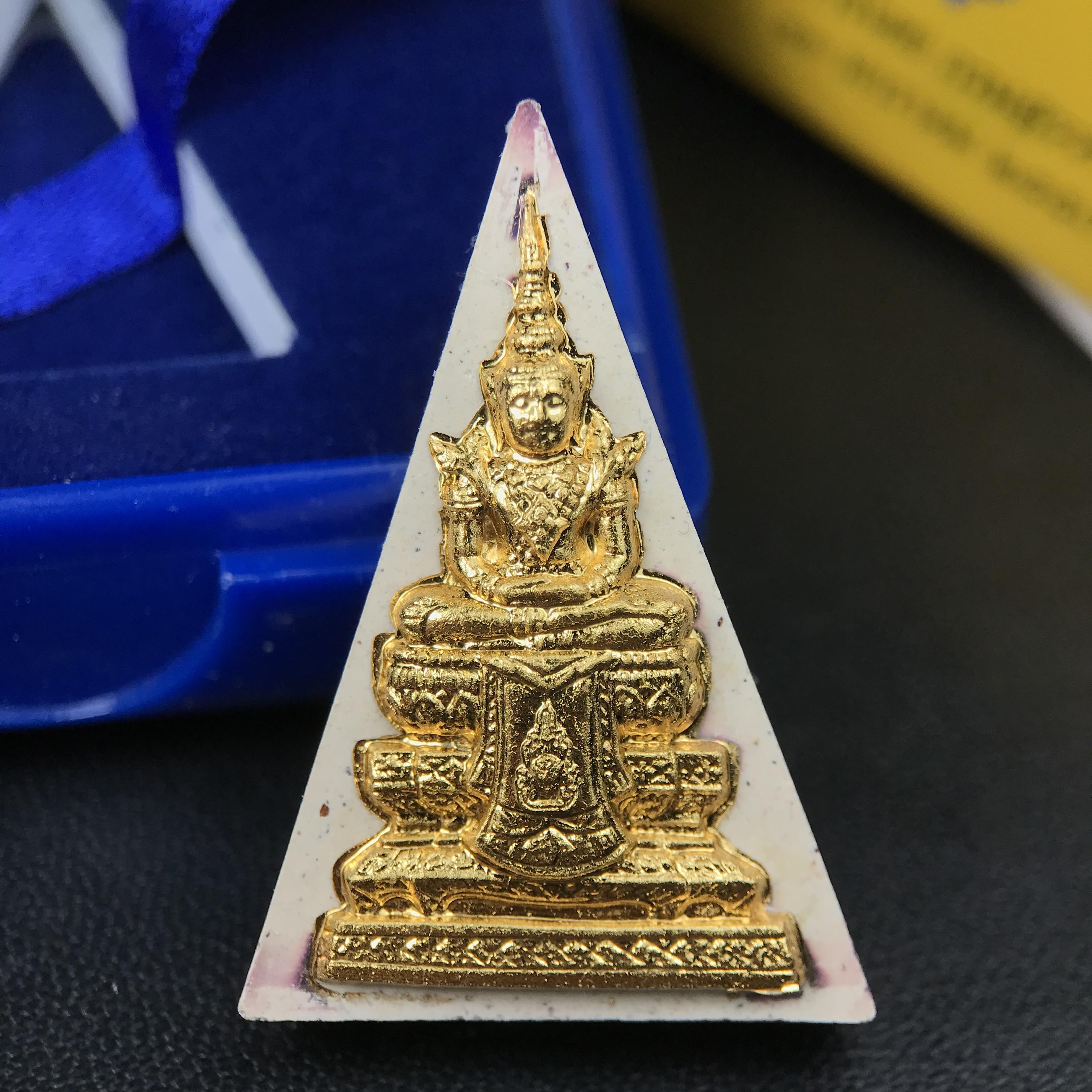 พระแก้วมรกต(จำลอง)ทรงเครื่องฤดูร้อน พระผงบูชา ด้านหน้าปิดทอง ด้านหลังตราสัญลักษณ์ฉลองสิริราชสมบัติครบ 60ปี เนื้อเงินขึ้นสีรุ้งธรรมชาติสร้างสรรค์งดงาม(รุ่นนี้ได้พระราชทานเส้นพระเจ้า(เส้นผม)รัชกาลที่9ในการจัดสร้าง)พิธีใหญ่วัดพระแก้ว เกจิ 108 ร่วมปลุกเสก