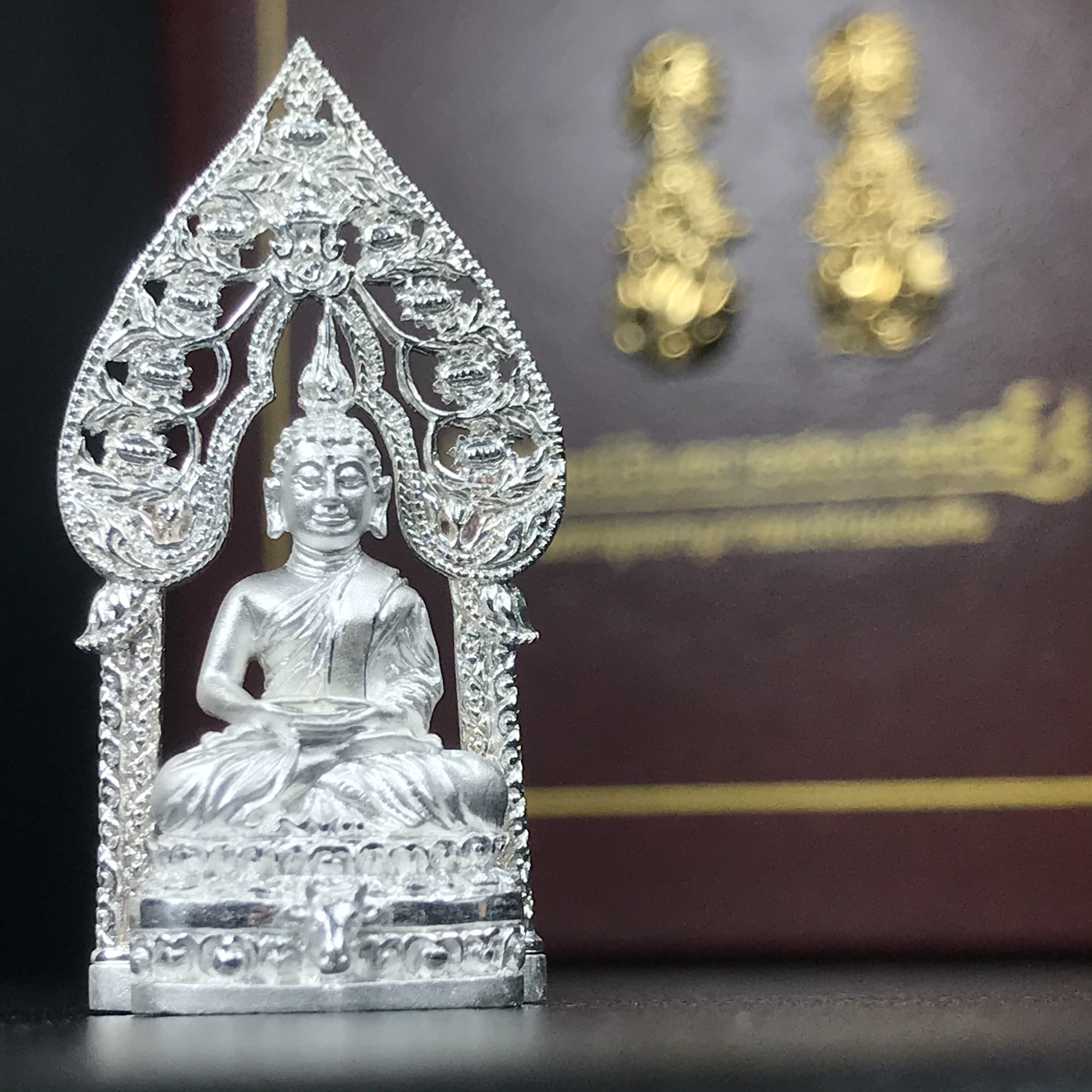 พระนิรันตรายสองกษัตริย์ มหาพุทธานุภาพแห่งแผ่นดิน ปี2552 "พระผู้ปกป้องคุ้มครองจากภัยอันตรายทั้งปวง"พระกริ่งเนื้อเงิน หน้าตัก 1/2 นิ้ว พร้อมกล่องบรรจุเดิมครบชุด(1 ใน 9999 องค์)