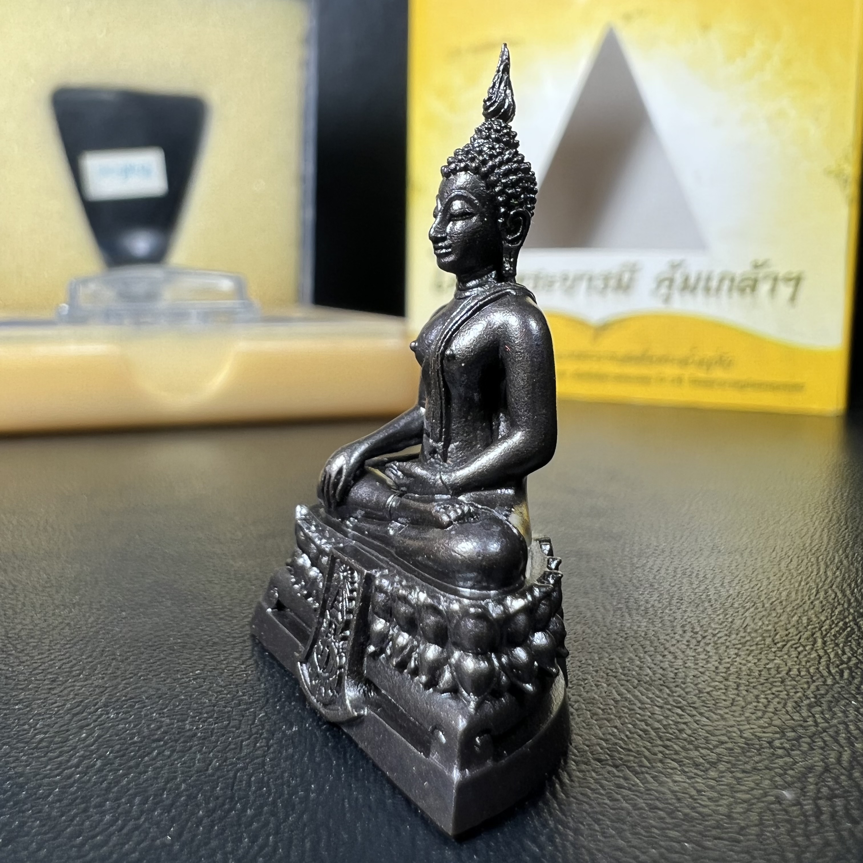 พระพุทธรูปคุ้มเกล้าฯ ภปร.(ใต้ร่มพระบารมี คุ้มเกล้า) 60ปี รพ.ภูมิพลฯ พ.ศ.2552 เนื้อนวโลหะ รมดำ(พิมพ์ใหญ่ขนาด 35.5*24 มม.)