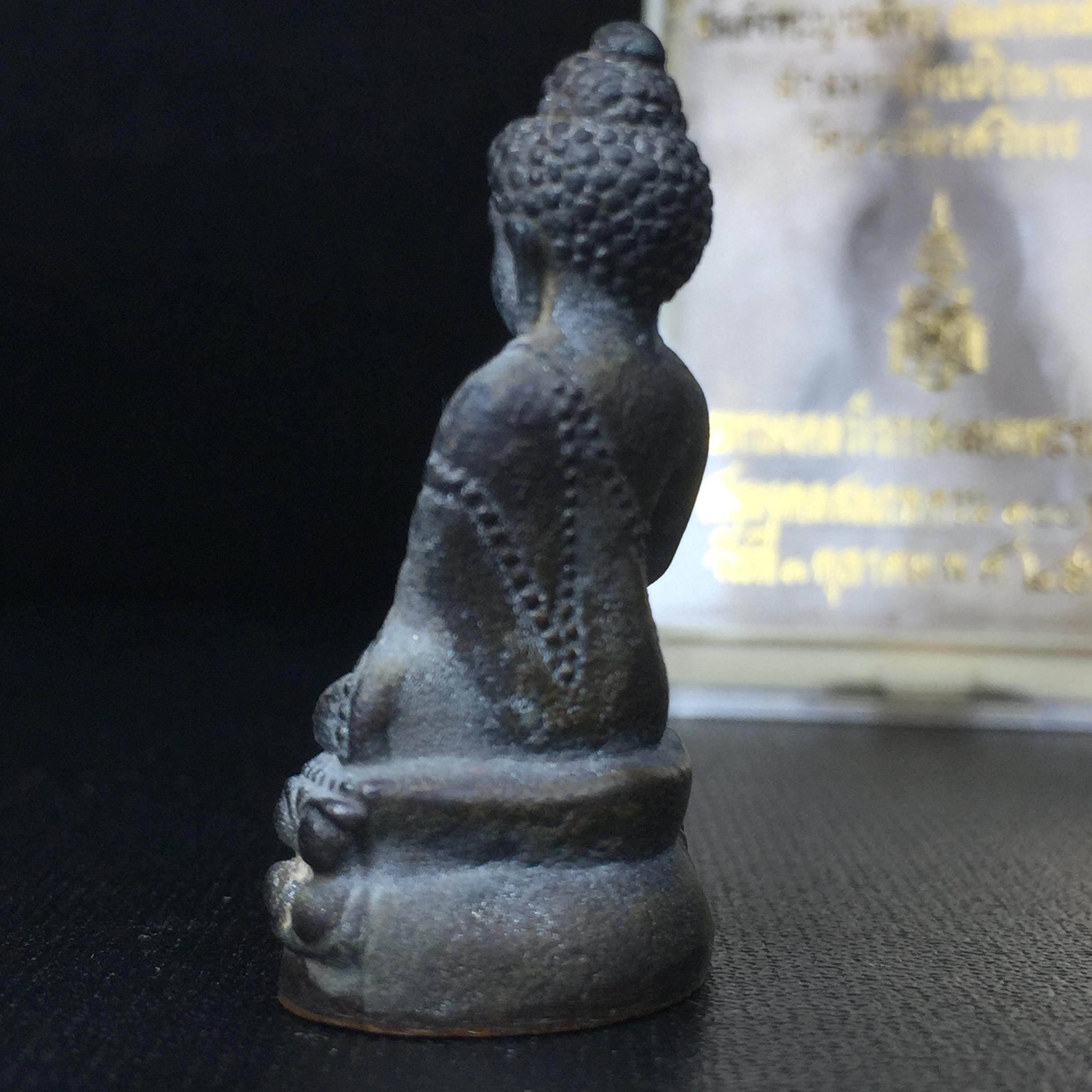 พระกริ่งชินบัญชรฉลองพระชันษา 100 ปี สมเด็จพระญาณสังวร วัดบวรนิเวศวิหาร ปี 2556 เนื้อนวโลหะผสมทองคำก้นทองแดง พิธีใหญ่ มวลสารเด่น นิยม(1 ใน 2556 องค์)