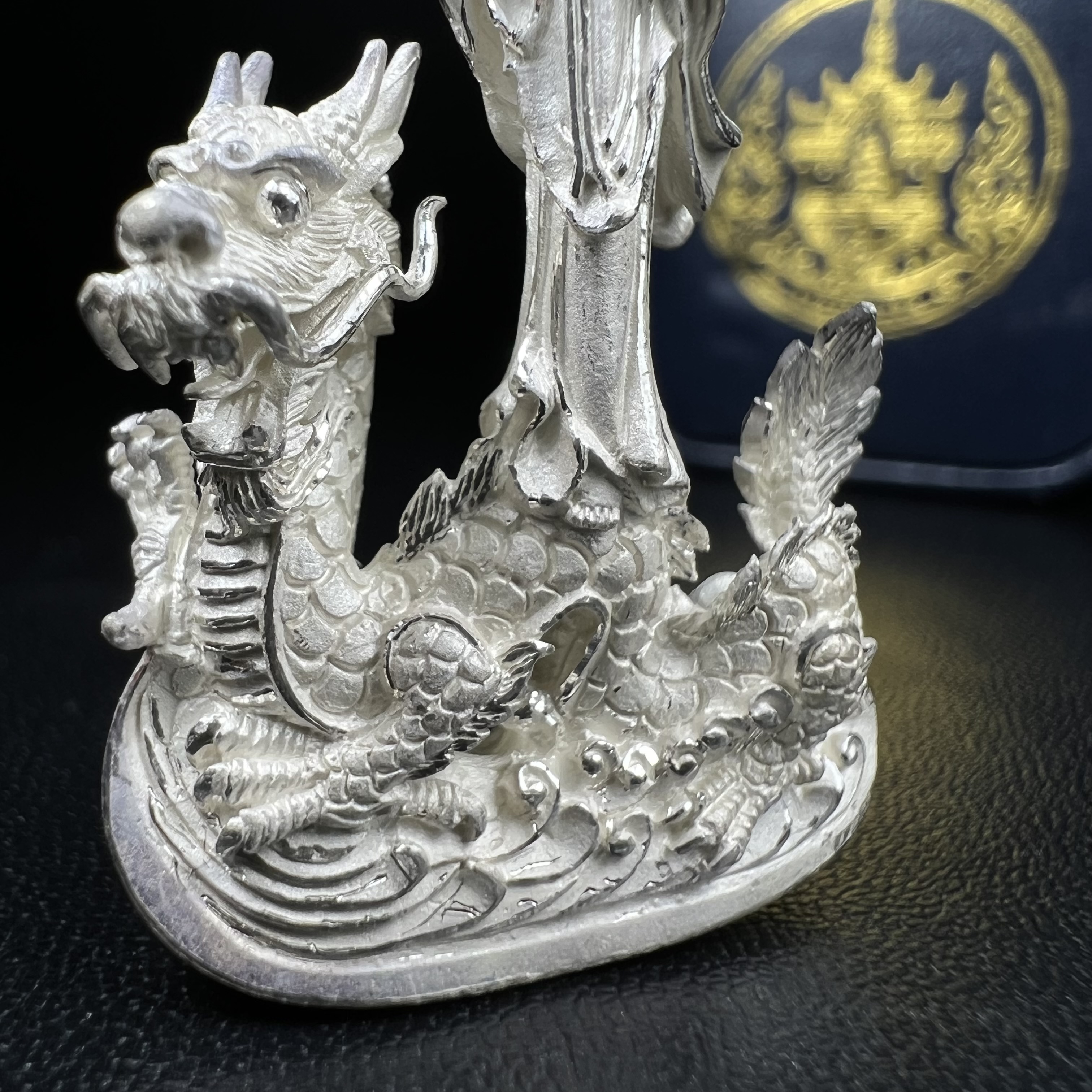 รูปหล่อลอยองค์พระโพธิสัตว์กวนอิม ทรงประทับมังกร จ.ระนอง เนื้อเงิน พิมพ์ใหญ่(สภาพผิว สวยงดงาม ทรงคุณค่า) เฉลิมฉลองในวโรกาสที่พระบาทสมเด็จพระเจ้าอยู่หัวทรงครองสิริราชสมบัติครบ 50 ปี จ.ระนอง พ.ศ.2539