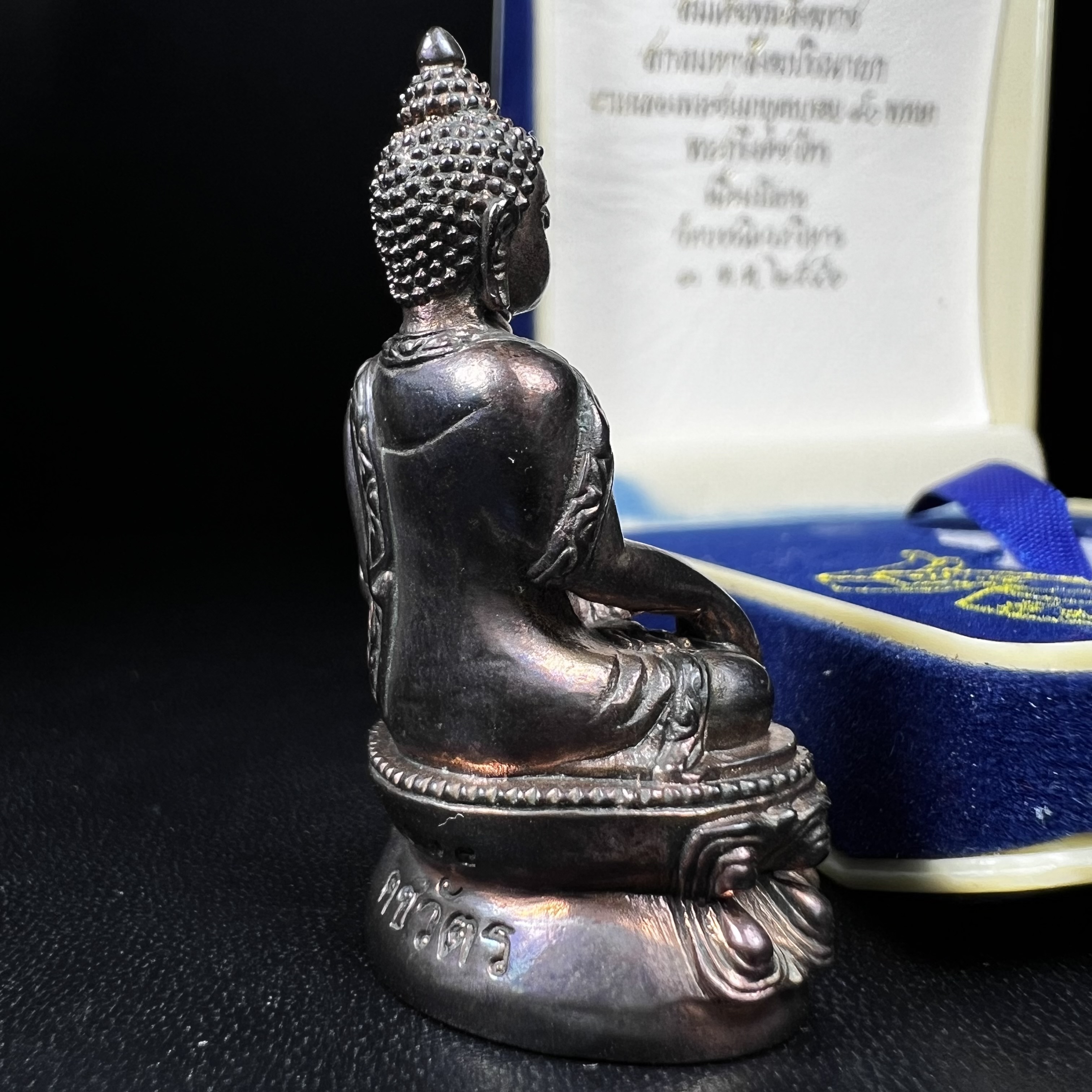 พระกริ่งคชวัตร รุ่นแรก วัดบวรนิเวศวิหาร ปี 2546 เนื้อนวโลหะเต็มสูตรแก่ทองคำ ฉลองพระชนมายุ 90พรรษา สมเด็จพระสังฆราชเจ้า กรมหลวงวชิรญาณสังวร (เจริญ สุวฑฺฒโน) พุทธศิลป์ที่เป็นเอกลักษณ์ ทุกองค์บรรจุเส้นพระเกศาของสมเด็จพระญาณสังวร ยอดนิยม หายาก 1 ใน 3999 องค์