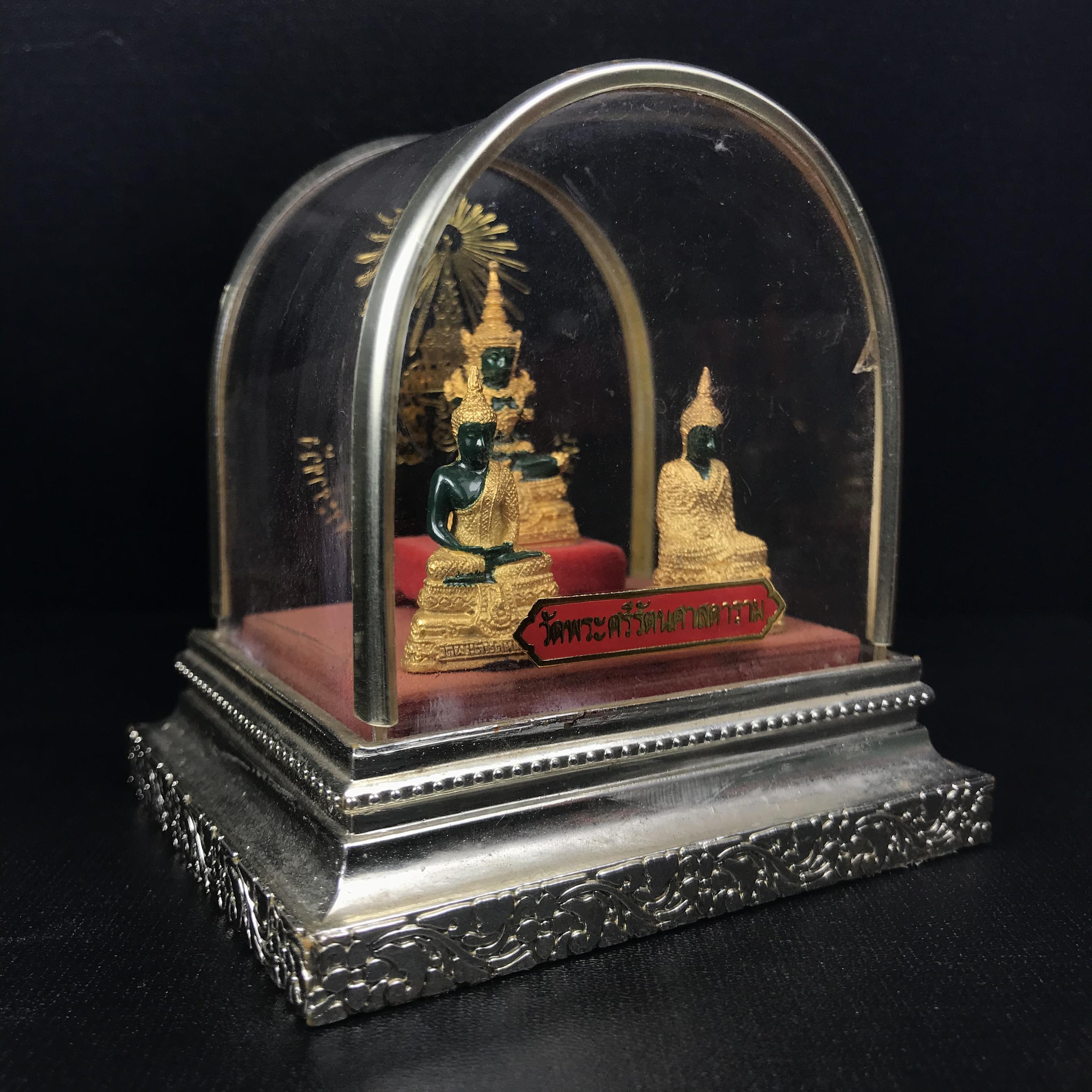 พระพุทธมหามณีรัตนปฏิมากร(พระแก้วมรกต) วัดพระศรีรัตนศาสดาราม สำนักพระราชวัง จัดสร้าง พิมพ์ทรงเครื่อง 3 ฤดู(ร้อน ฝน หนาว) หน้าตัก 1 นิ้วพร้อมครอบตู้เดิม(บรรจุมวลสารใต้ฐาน)