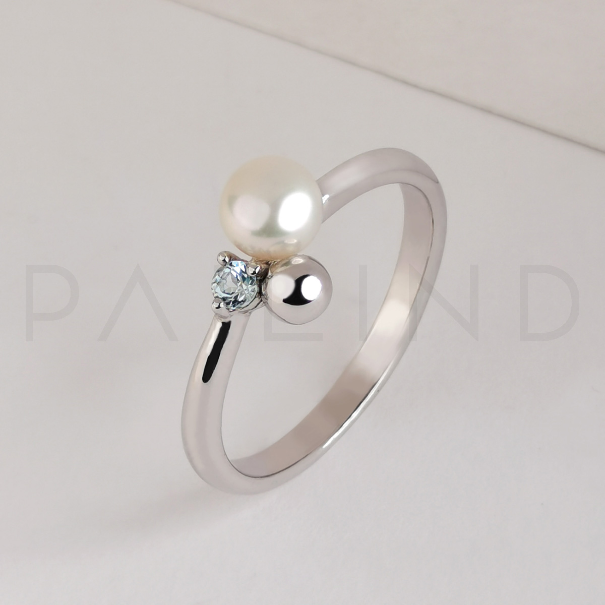 แหวนเงินดีไซน์ประดับ Sky Blue Topaz