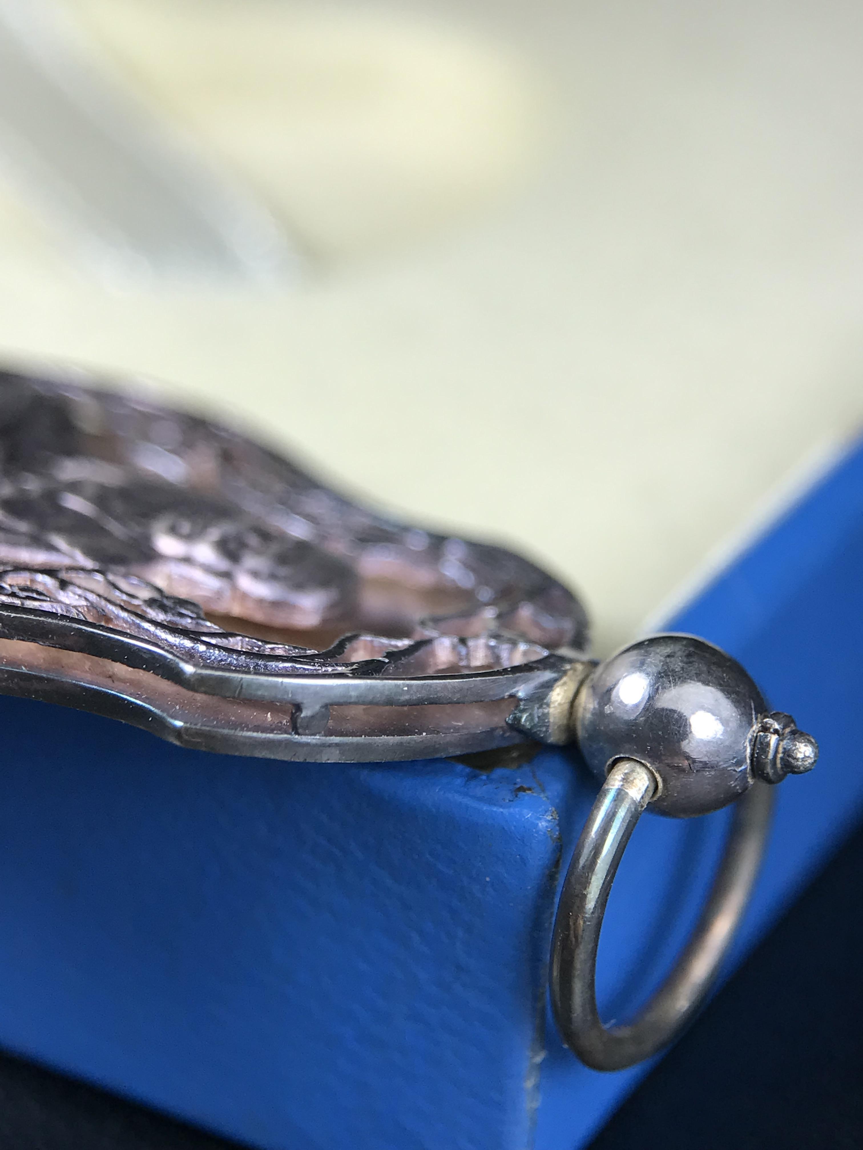 เหรียญหลวงปู่ทวด พระนามาภิไธย สก. แบบงานฉลุโบราณ(HAND MADE) ปี 2544 เนื้อเงิน(ผิวเดิมขึ้นสีรุ้งออกม่วงธรรมชาติสวยมาก) พิธีปลุกเสก ณ อุโบสถวัดช้างให้ และ พิธีมังคลาภิเษก ณ พระอุโบสถ วัดพระศรีรัตนศาสดาราม(วัดพระแก้ว) (1 ใน 2000 เหรียญ)พบเจอน้อยหายากมาก