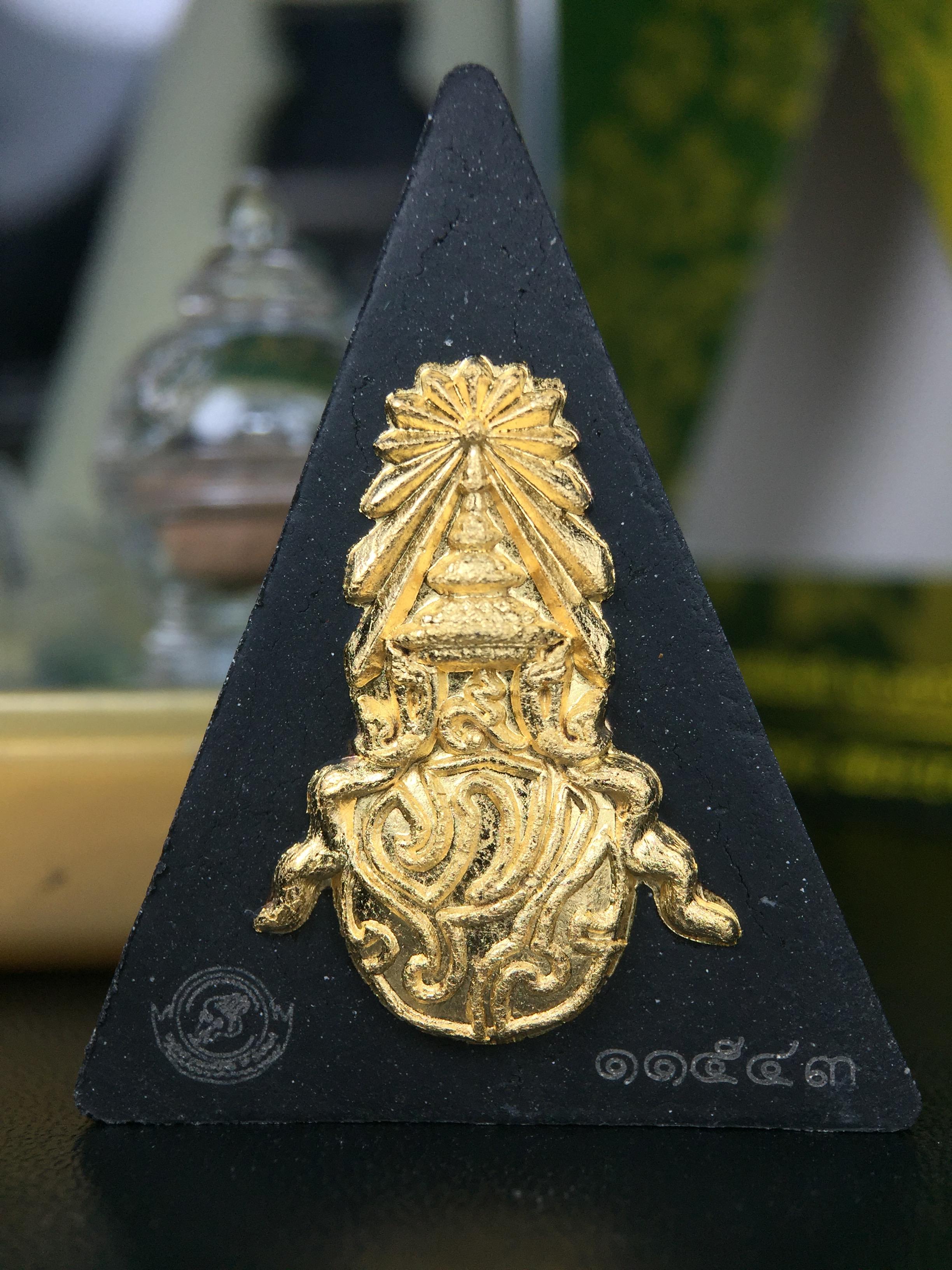 พระพุทธชินราช(จำลอง)ภปร. 84พรรษา เนื้อผงปิดทองด้านหน้า หลัง ภ.ป.ร. ยิงทอง(พระราชทานมวลสาร จิตรลดาและเส้นพระเจ้า ร.9(เส้นผม))ทรงคุณค่าอีกหนึ่งรุ่นยอดนิยม