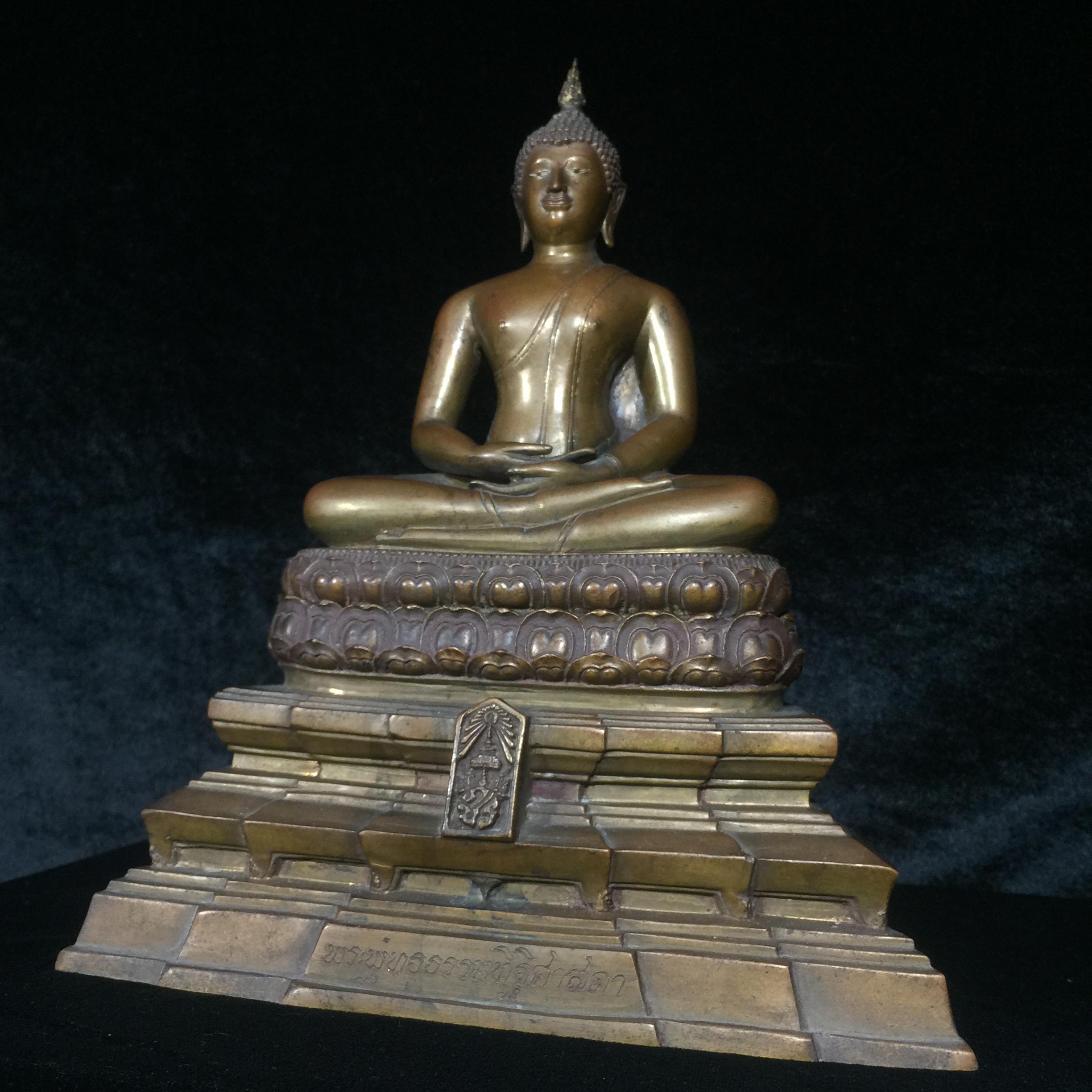 พระพุทธธรรมทิฐิศาสดา 50 ปี ธรรมศาสตร์ ปี 2527 หน้าตัก 5 นิ้ว 2 ถอด (ในหลวงรัชกาลที่9เสด็จในพิธีเททอง)(1ใน 1600 องค์)