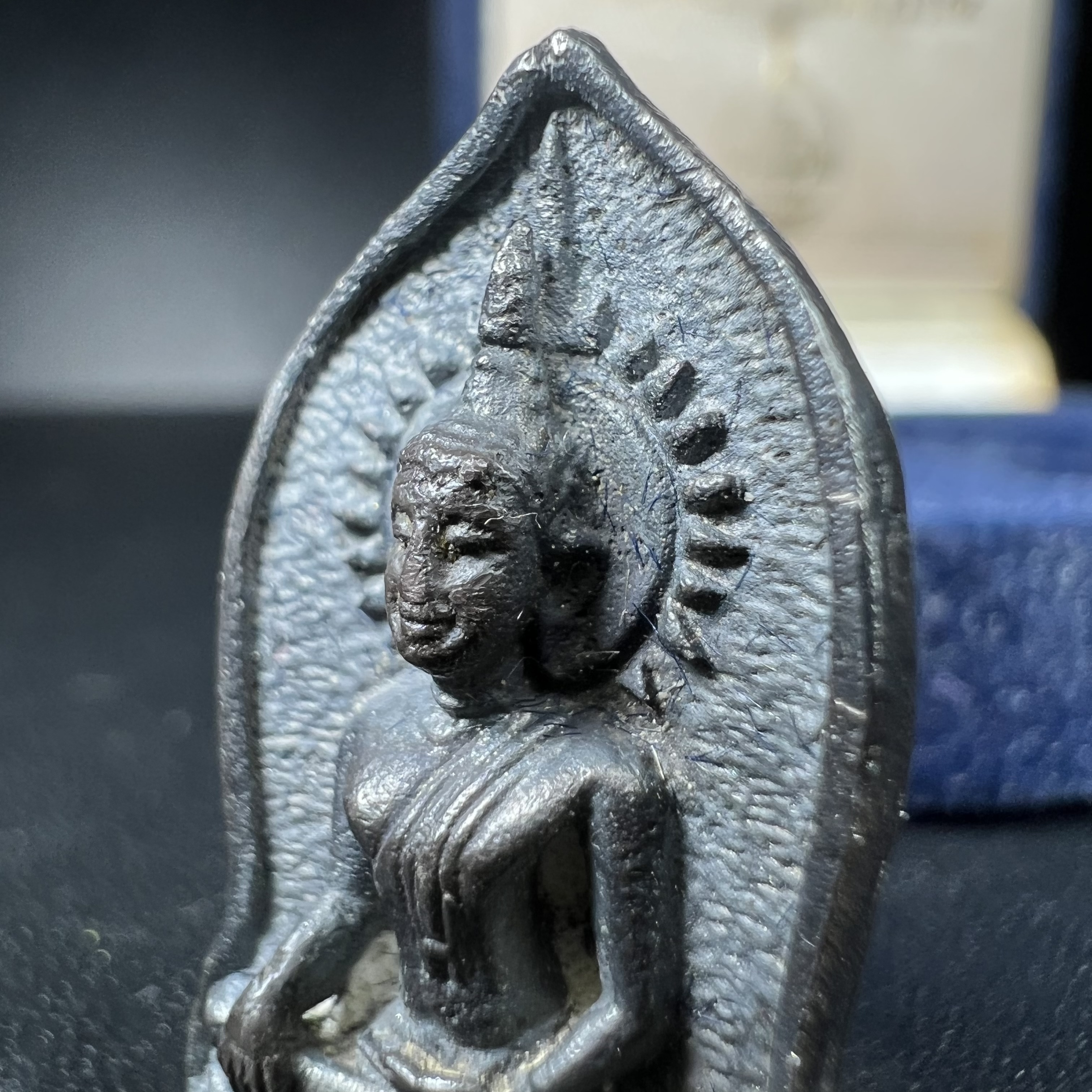 พระศาสดาใบเสมา ภปร. วัดบวรนิเวศวิหาร ปี2532 จัดสร้างในโอกาสสองทศวรรษรามาธิบดี เพื่อศูนย์การแพทย์สิริกิติ์ เนื้อเงิน(ผิวเดิมกลับดำสวยงามเข้มขลัง)พร้อมกล่องบรรจุเดิม