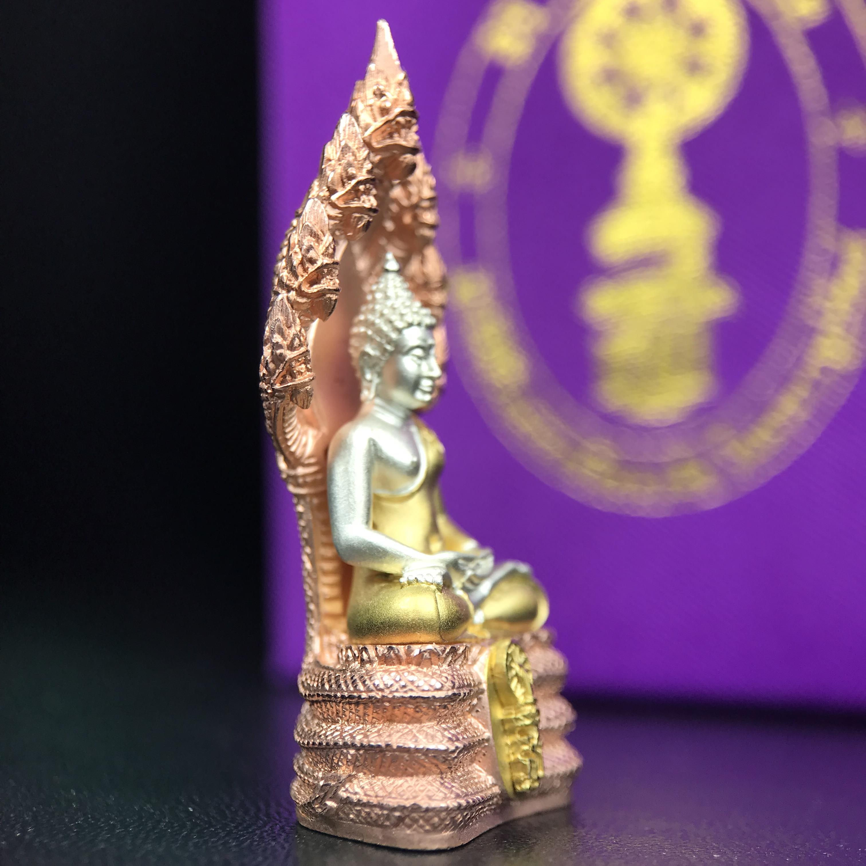 พระนาคปรก สธ. รุ่นสร้างพระอุโบสถเฉลิมพระเกียรติ 4 รอบ 84 พรรษา สมเด็จพระเทพรัตนราชสุดาฯ วัดบวรนิเวศวิหาร ปี 2543 พิมพ์ใหญ่ เนื้อเงินบริสุทธิ์ ชุบสามกษัตริย์แบบพ่นทรายขัดเงาบางส่วน(สภาพ สวย )พิธีใหญ่ พุทธศิลป์งดงาม หายาก (1 ใน 1999 องค์)