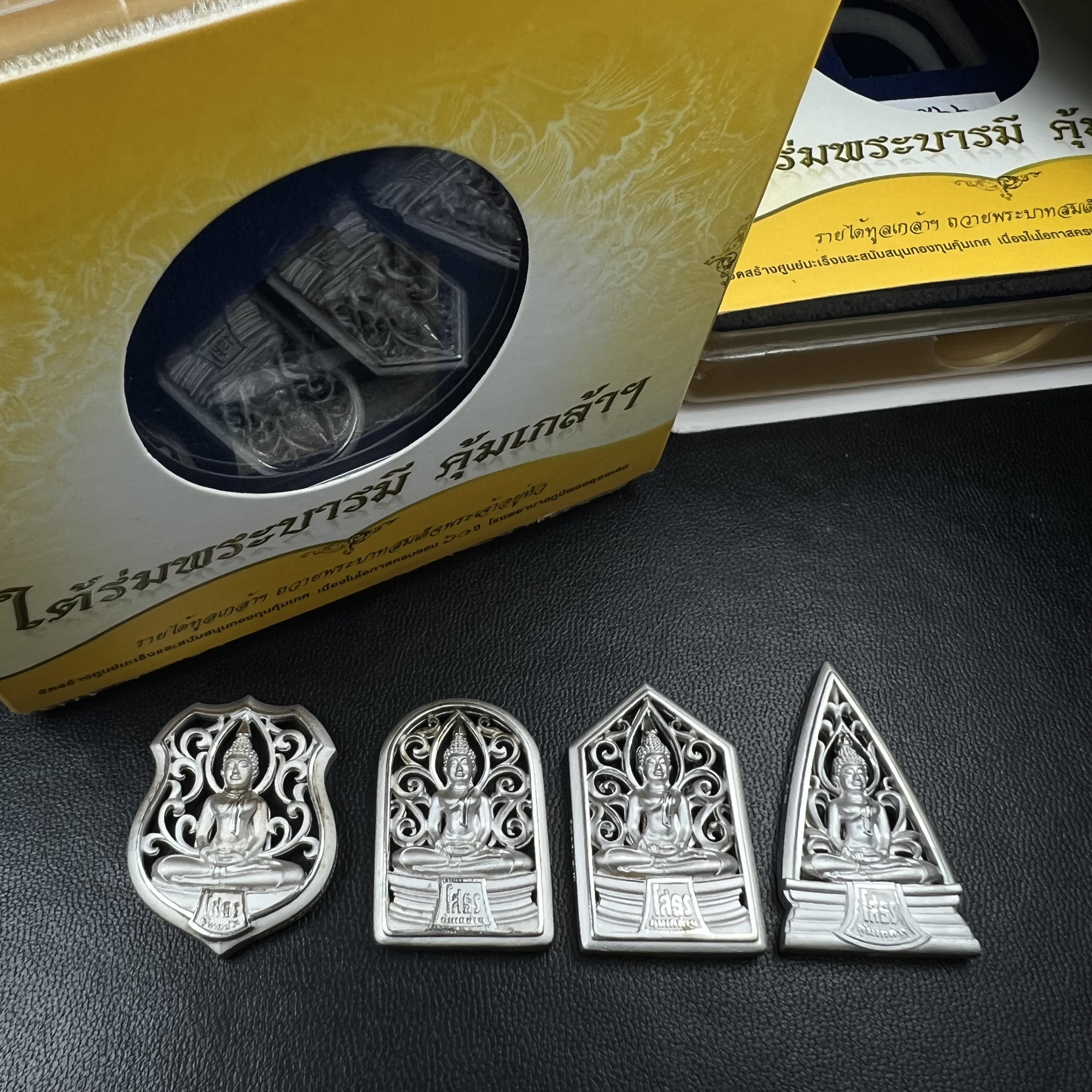 พระพุทธโสธร คุ้มเกล้าฯ ภปร.(ใต้ร่มพระบารมี คุ้มเกล้า) 60ปี รพ.ภูมิพลฯ พ.ศ.2552 เหรียญเนื้อเงิน ชุบทองคำขาว(พิมพ์ รูปอาร์ม+รูปใบมะขาม+รูปห้าเหลี่ยม+รูปสามเหลี่ยม)(1ชุด 4 พิมพ์ ครบทุกแบบที่จัดสร้าง)1 ใน 3000 เหรียญ ครบชุดหายาก