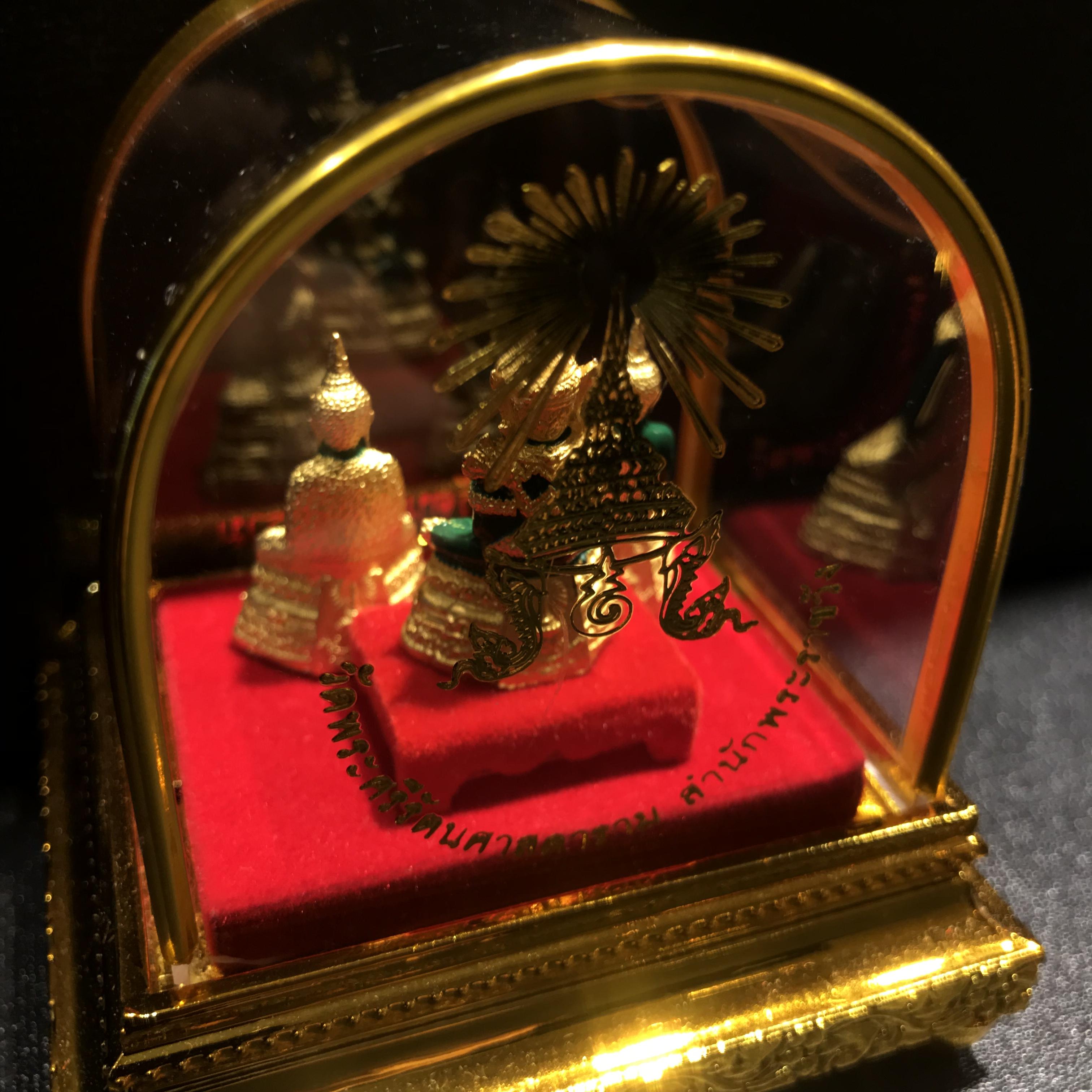 พระพุทธมหามณีรัตนปฏิมากร(พระแก้วมรกต) วัดพระศรีรัตนศาสดาราม สำนักพระราชวัง จัดสร้าง ชุด 3 ฤดู หน้าตัก 1 นิ้วพร้อมครอบตู้เดิม(บรรจุมวลสารใต้ฐาน)