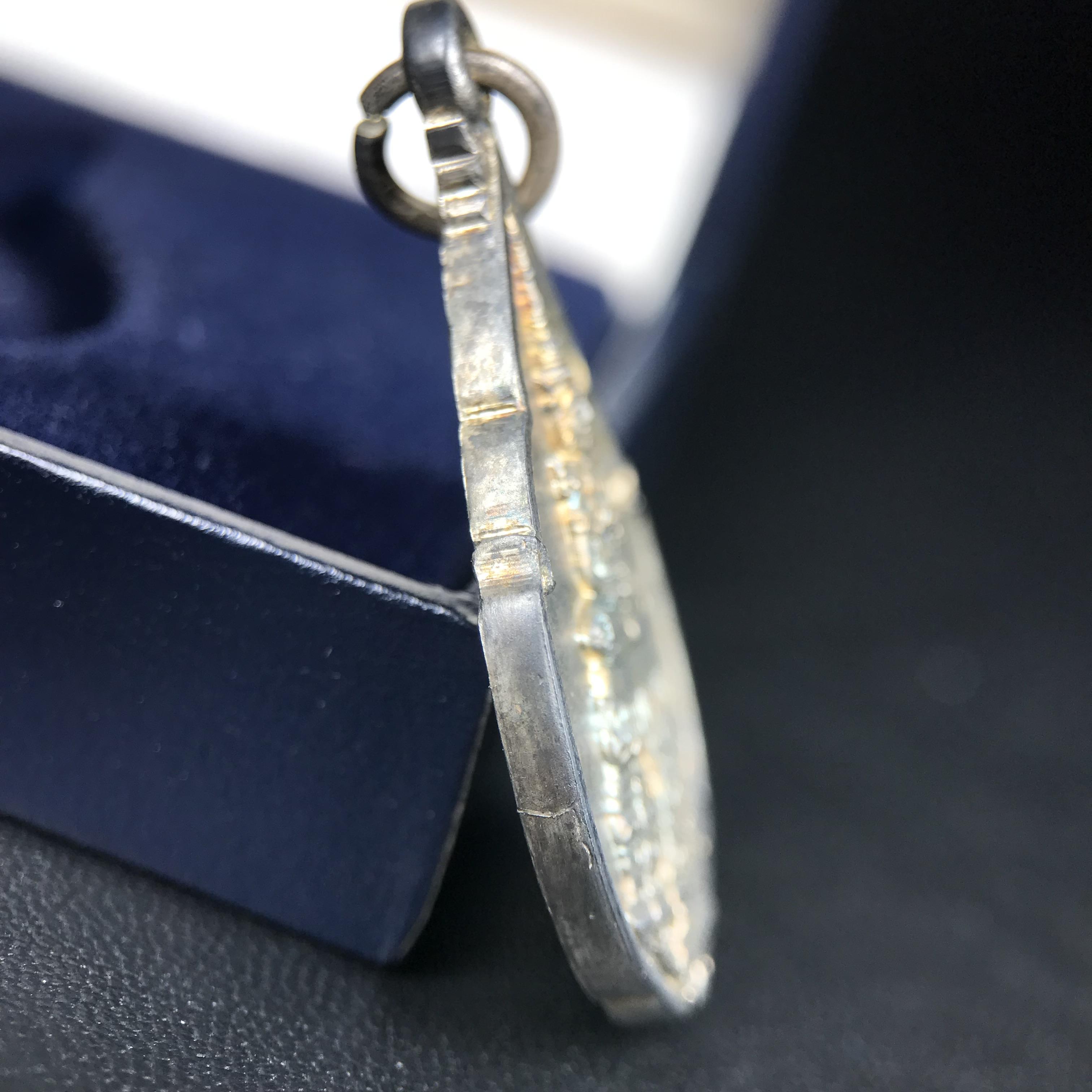 เหรียญพระแก้วมรกต ที่ระลึกในพิธีเททองการจัดสร้างพระแก้วมรกตกรมสรรพสามิต พ.ศ.2539 และในวโรกาสที่พระบาทสมเด็จพระเจ้าอยู่หัวทรงครองราชย์ครบ 50 ปี เนื้อเงิน ทรงหยดน้ำ(พิมพ์มีหูห่วง)(สภาพผิวเดิมขึ้นรุ้งสวยมาก)(พิธีใหญ่)**เนื้อเงินรุ่นนี้พบเจอน้อยมาก**