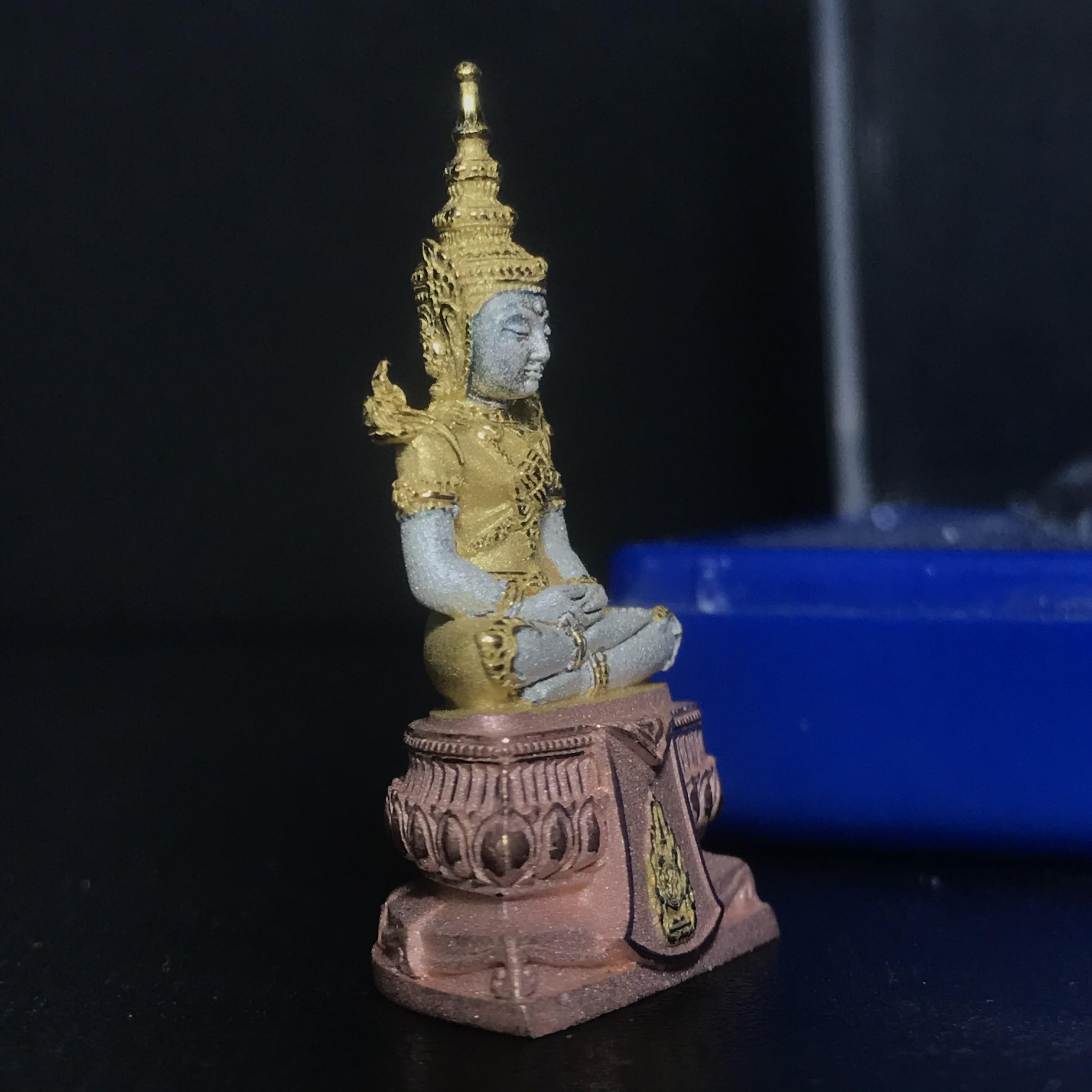 พระแก้วมรกต(จำลอง)ลอยองค์ ขนาดหน้าตัก 1/2 นิ้ว ทรงเครื่องฤดูร้อน เนื้อเงินสามกษัตริย์ ตราสัญลักษณ์ฉลองสิริราชสมบัติ ครบ 60 ปี พ.ศ.2549