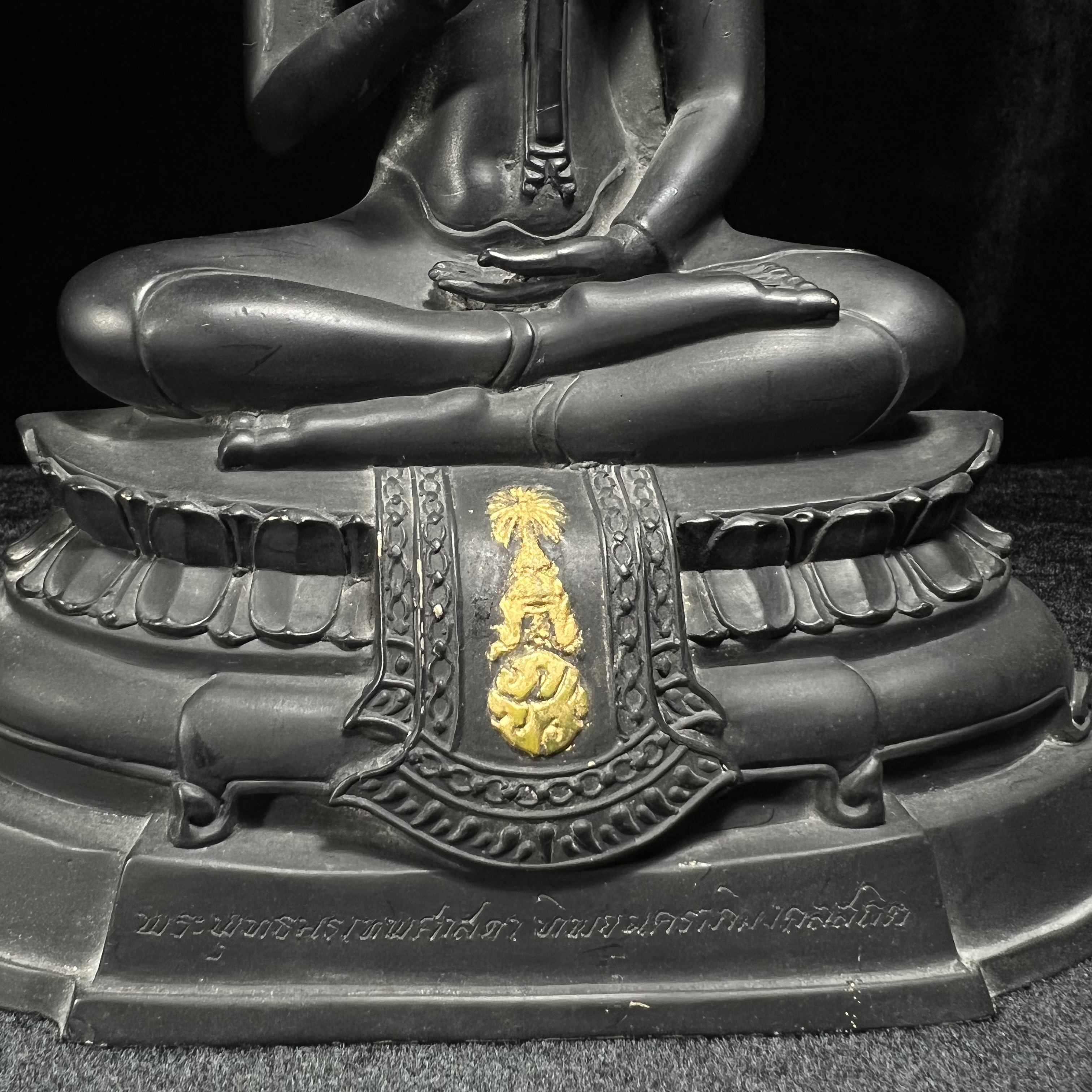 พระพุทธนรเทพศาสดา ทิพยนคราภิมงคลสถิต วัดไทยลอสแองเจลิส สหรัฐอเมริกา ฐาน ภปร. ปี 2522 หน้าตัก 5 นิ้ว เนื้อโลหะรมดำ (อีกหนึ่งพระพุทธ ชุด ภปร.ที่พบเจอและหายาก)ในหลวงรัชกาลที่ 9 เสด็จเททองหมายเลข 225(ผลรวมได้ 9 เลขมหามงคลเจริญก้าวหน้าในทุกด้าน) 1 ใน 2523 องค์