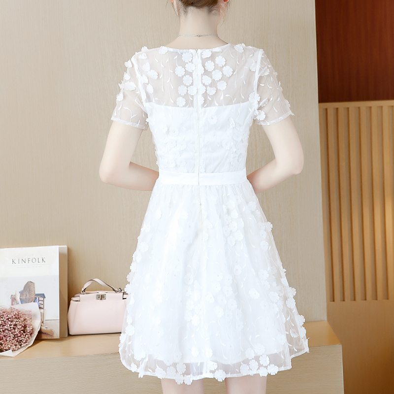 ชุดเดรสสั้นสีขาวผ้าแก้วปักลายใบไม้ ตกแต่งดอกไม้สีขาวสวยๆ