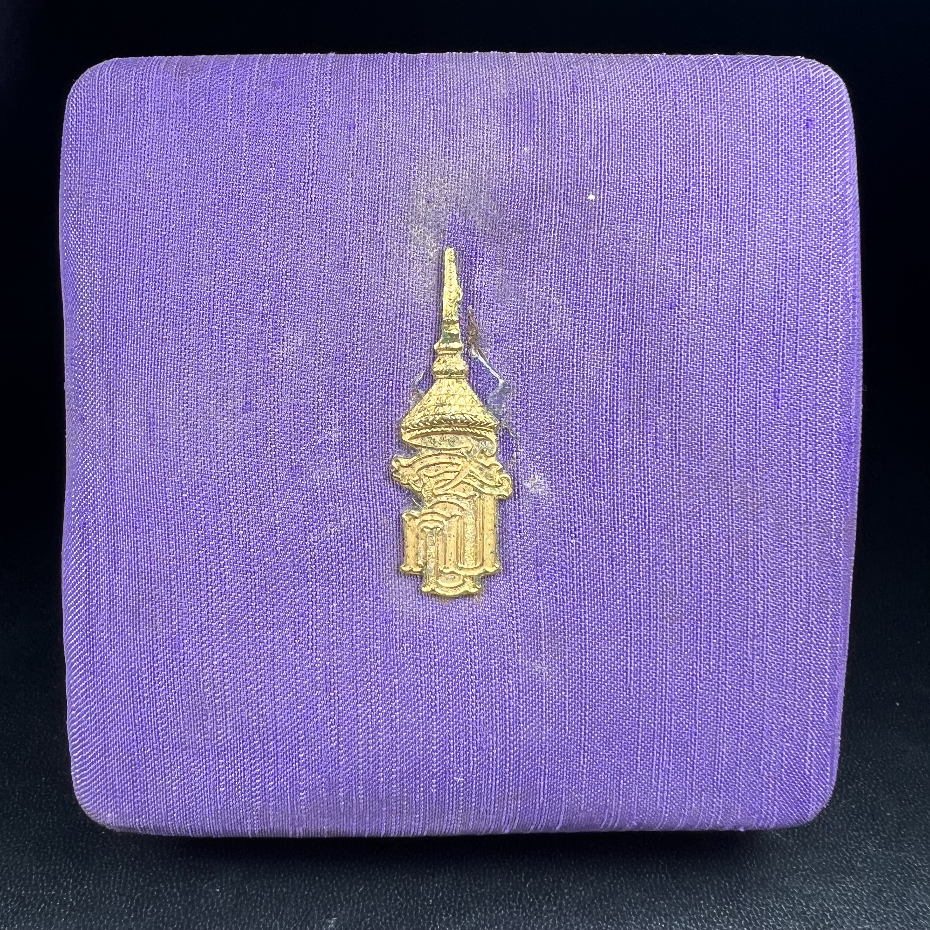 เหรียญสมเด็จนางพญาคุณากร หลัง ญสส. ปี 2532 ชุดเนื้อเงินและเนื้อนวโลหะ พิมพ์ใหญ่คู่พิมพ์เล็ก(ชุดพิเศษกรรมการ 1 ใน 500 ชุด) พิธีใหญ่ สภาพสวยผิวเดิมพร้อมกล่องบรรจุเดิมกำมะหยี่สีม่วงสัญลักษณ์ “สธ” สมเด็จพระเทพฯ ครบสมบูรณ์***ชุดแจกกรรมการพบเจอน้อย หายาก***