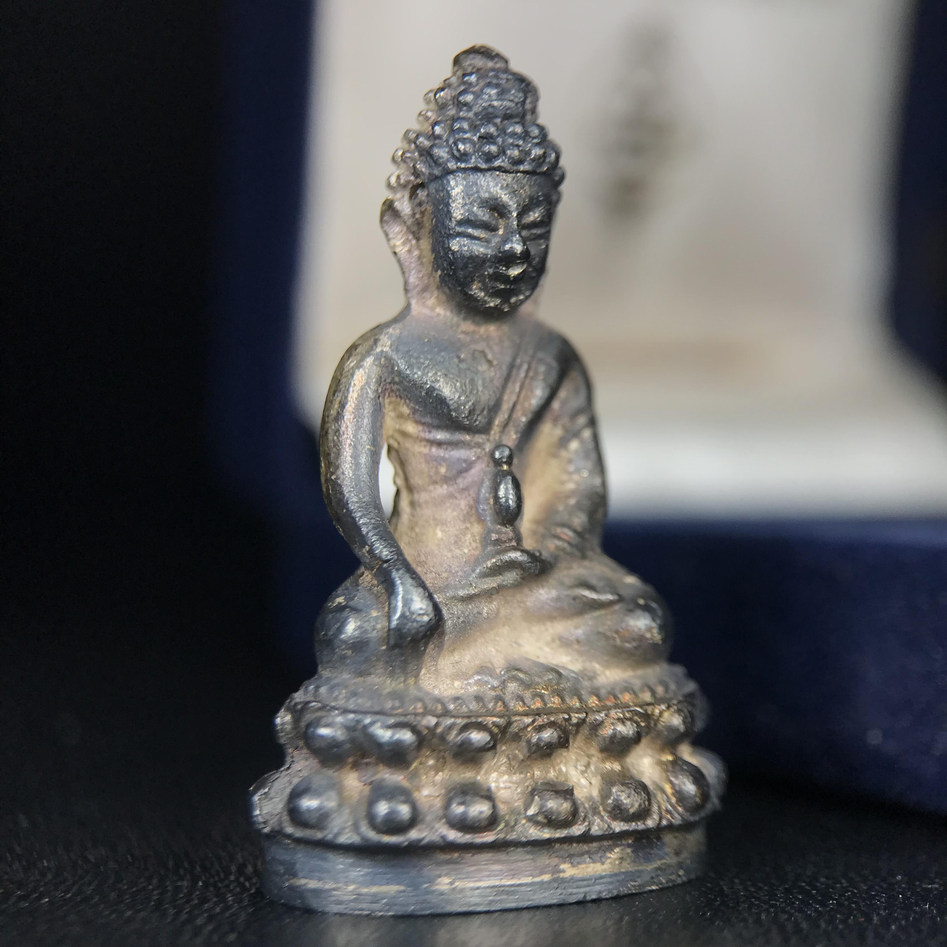 พระกริ่งศาสดา ภปร. วัดบวรนิเวศวิหาร ปี 2532 จัดสร้างในโอกาสสองทศวรรษรามาธิบดี เพื่อศูนย์การแพทย์สิริกิติ์ เนื้อเงิน(ผิวเดิมสวยงาม) (พิธีใหญ่ มวลสารมงคล สวยงามเข้มขลัง)สมเด็จพระญาณสังวร สมเด็จพระสังฆราชฯเสด็จเททอง***ตอกโค๊ตหมายเลข ๑๙๙๔***