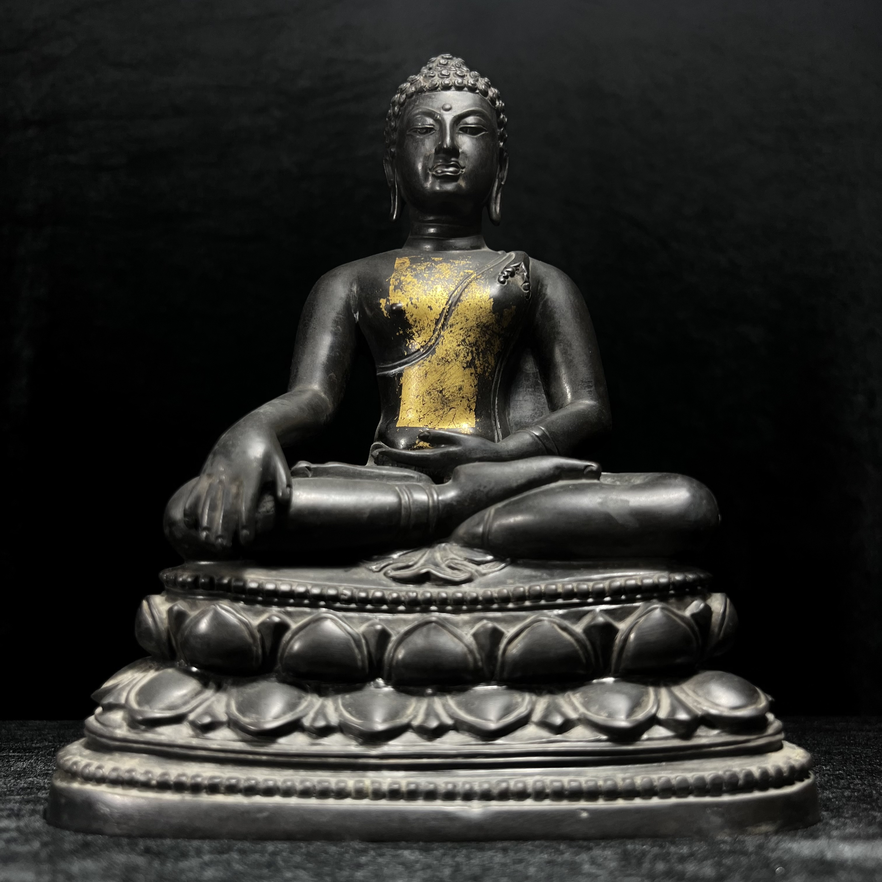 พระพุทธรูปบูชา จปร. ศิลปะไทยประยุกต์ แบบคุปตะ(อินเดีย) พระบาทสมเด็จพระเจ้าอยู่หัวรัชกาลที่ 9 ทรงเสด็จพระราชดำเนินมาในงาน เททองหล่อ ณ.วัดราชบพิธสถิตมหาสีมาราม เนื่องในงานฉลองครบ100ปี วัดราชบพิธฯ ปี 2513 เข้าหุ่นดินไทย ขนาดหน้าตัก 5 นิ้ว พิธีใหญ่