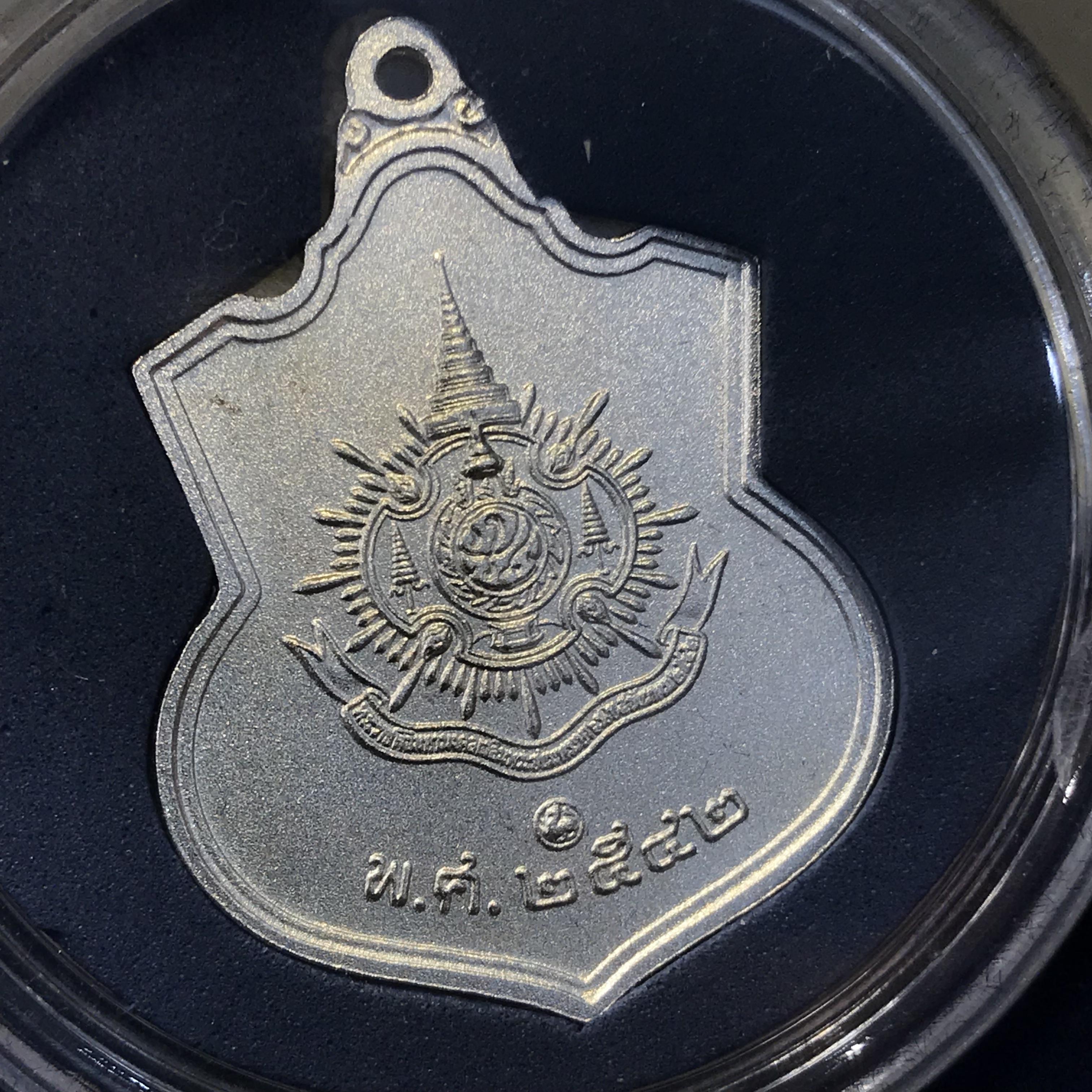 เหรียญเสมาที่ระลึก 6 รอบ 72 พรรษาในหลวงรัชกาลที่9 ปี2542 เนื้อเงินพร้อมกล่องเดิม จัดสร้างโดยกระทรวงมหาดไทย(หายาก)