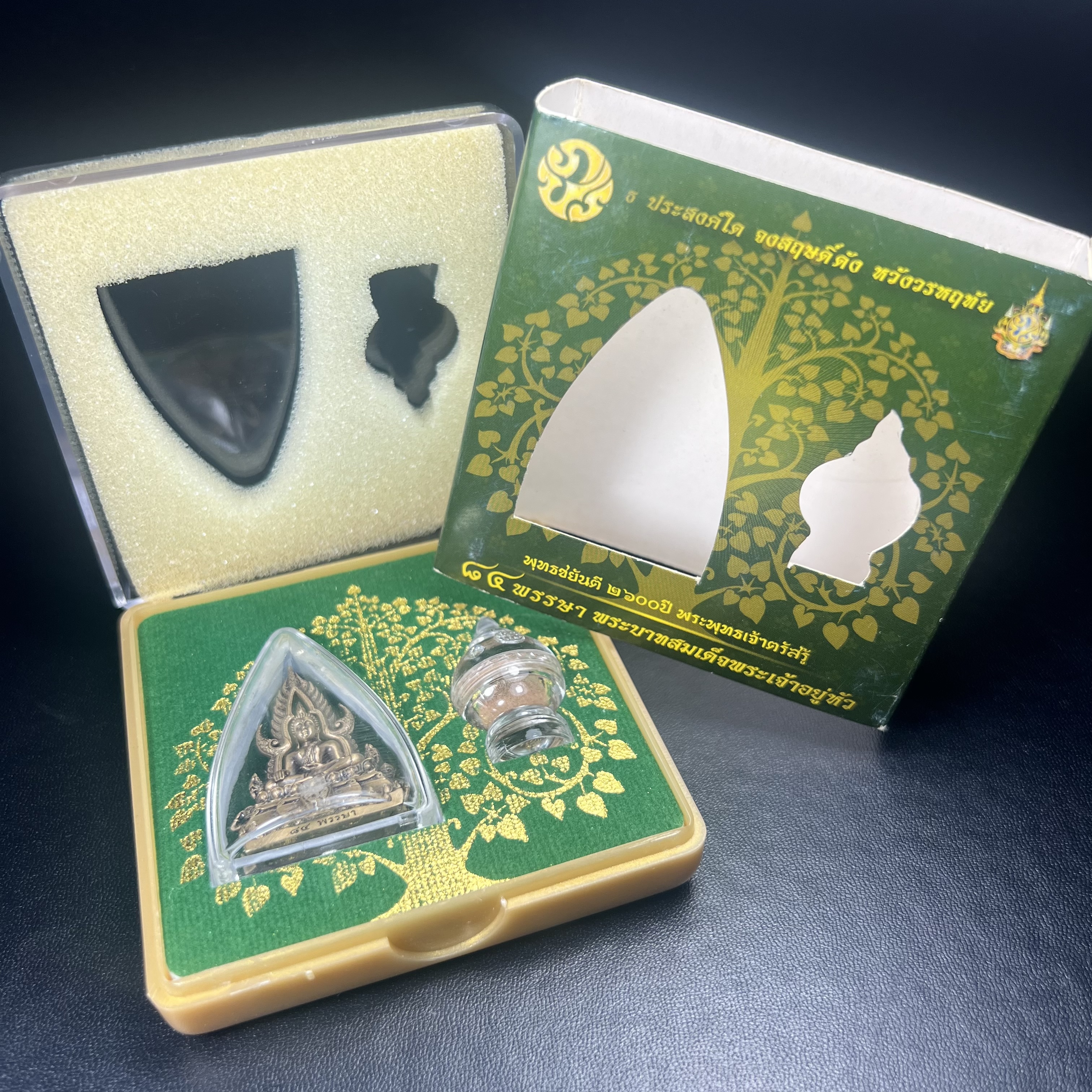 พระพุทธชินราช(จำลอง) ภปร. 84 พรรษา ปี 2554 เนื้อบรอนซ์รมดำซาติน พิมพ์กลางขนาดหน้าตัก 1/2 นิ้ว(พระราชทานมวลสาร จิตรลดาและเส้นพระเจ้า(เส้นผม)รัชกาลที่9)พุทธศิลป์ทรงคุณค่าอีกหนึ่งรุ่นยอดนิยม