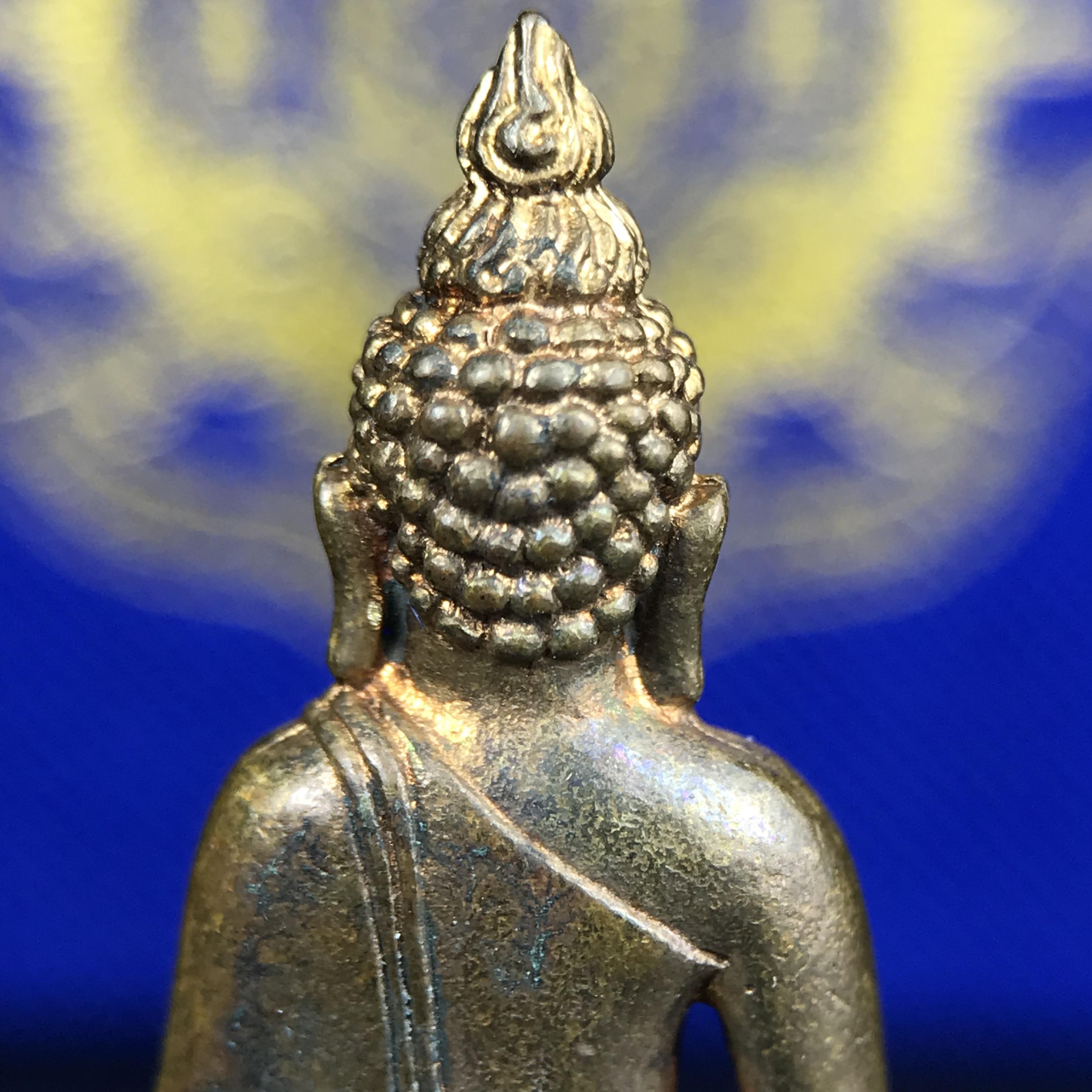 พระกริ่งไพรีพินาศ บรรจุเหล็กไหล ครั้งแรกและครั้งเดียวในประวัติศาสตร์ เฉลิมพระเกียรติ พระบาทสมเด็จพระเจ้าอยู่หัวรัชกาลที่9 พระชนมพรรษา 6 รอบ ปี2542 เนื้อสัมฤทธิ์(บรรจุเหล็กไหล)ดีนอก-ดีใน พิธีใหญ่ มวลสารเด่น (หายาก)