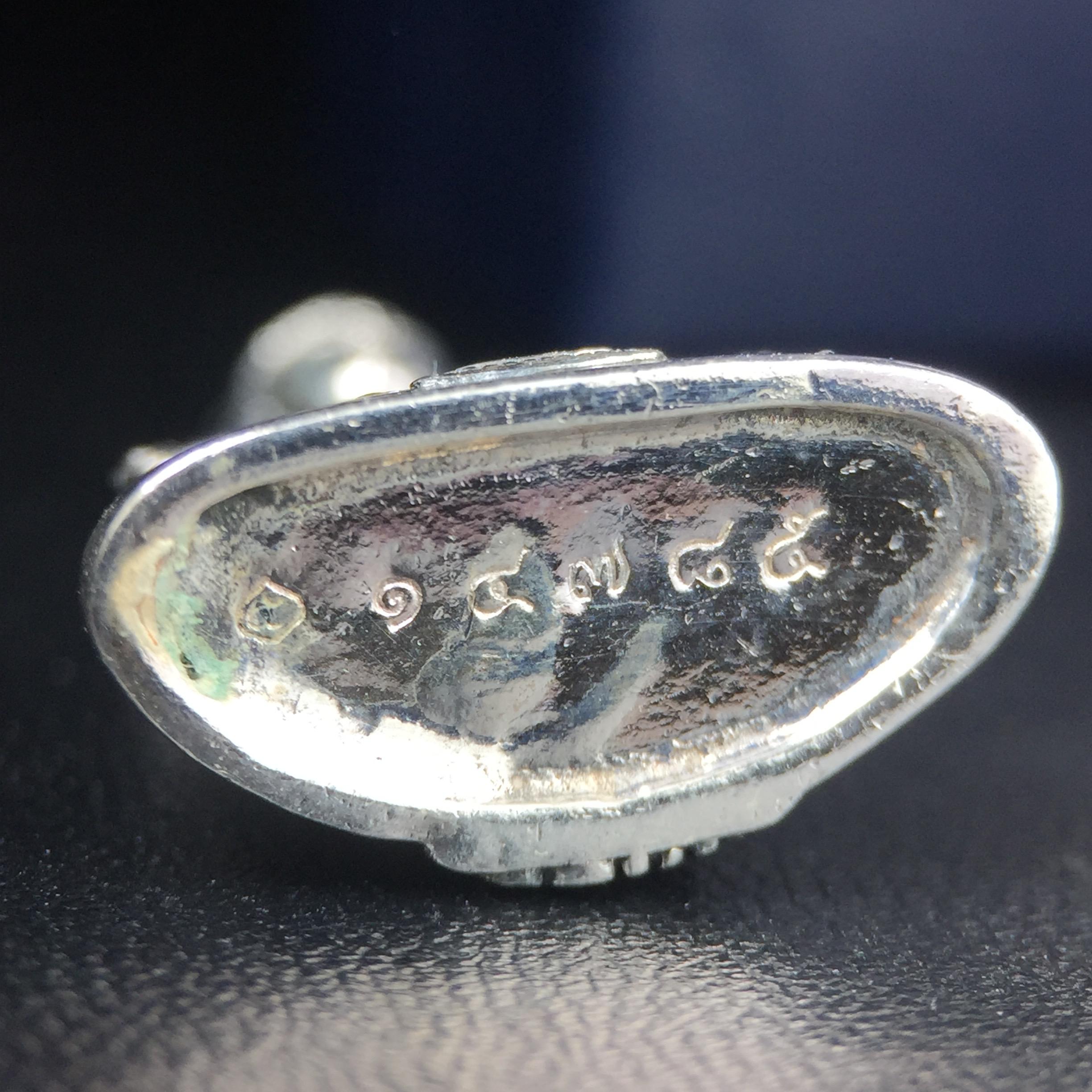 พระแก้วมรกต กรมสรรพสามิตจัดสร้างขึ้นเนื่องในโอกาสครบรอบ 64 ปีของกรมสรรพสามิต และเนื่องในวโรกาสที่พระบาทสมเด็จพระเจ้าอยู่หัวทรงครองราชย์ครบ 50 ปีในปีกาญจนาภิเษก เมื่อ พ.ศ.2539 เนื้อเงินรมดำขัดเงาพร้อมกล่องบรรจุเดิม