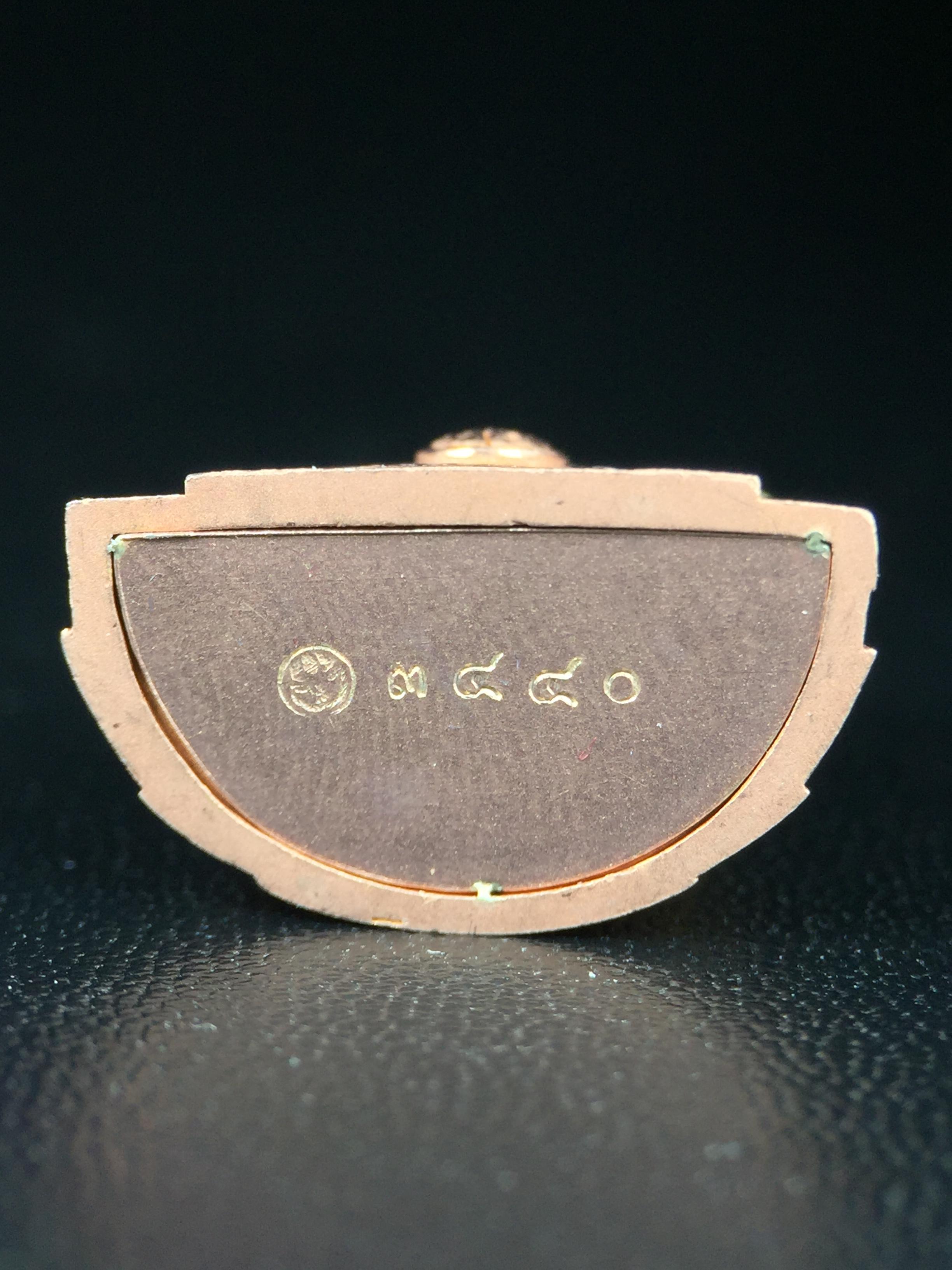 พระแก้วมรกต ภปร. ปี2547 จัดสร้างโดย รพ.ภูมิพลฯ เนื้อเงิน (3 กษัตริย์)ลอยองค์ หน้าตัก 1/2 นิ้ว งดงามทรงคุณค่าอีกหนึ่งรุ่นยอดนิยม หายาก