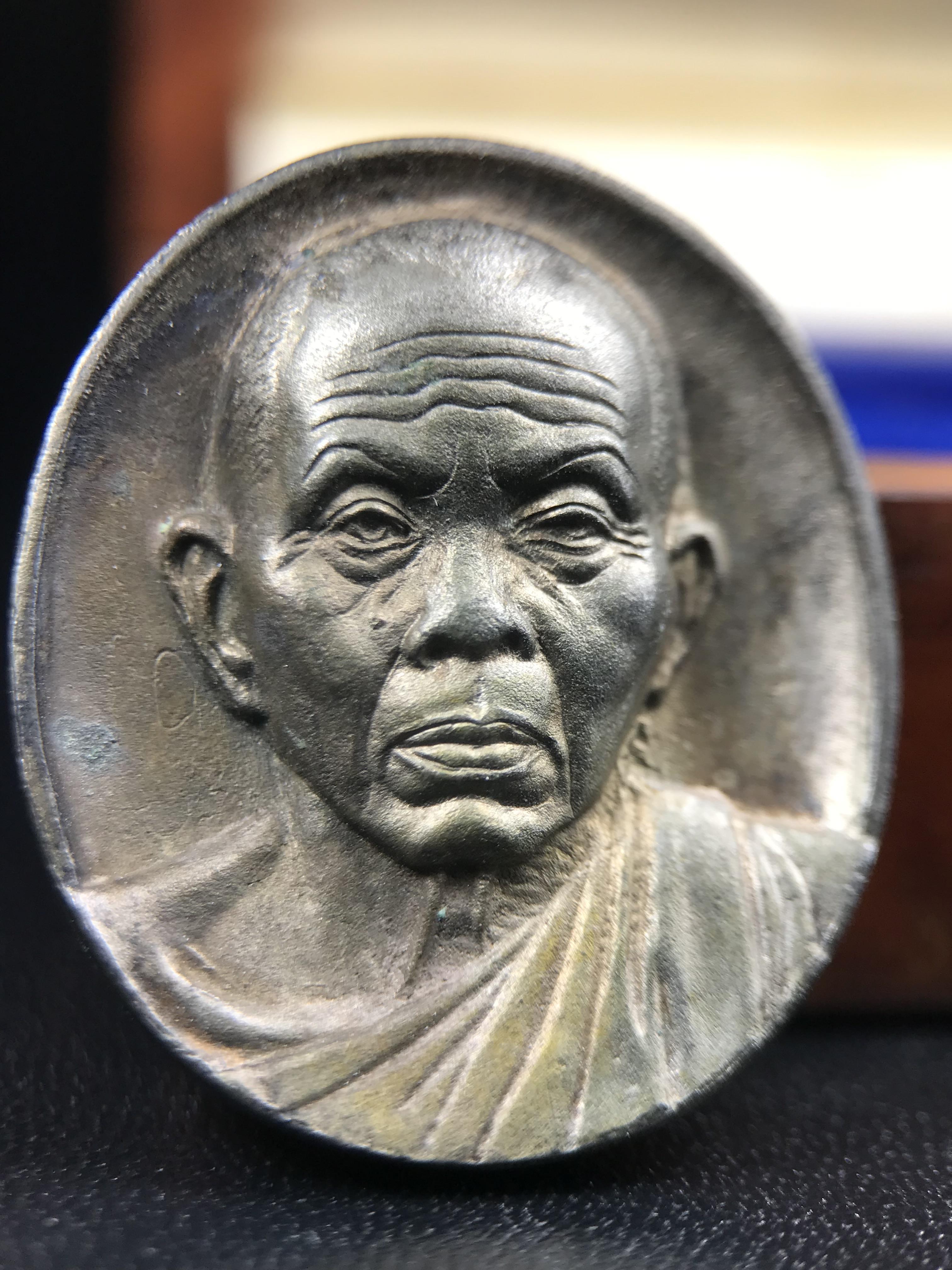 เหรียญรูปเหมือนพระญาณวิทยาคมเถร (หลวงพ่อคูณ ปริสุทโธ)ชุดกาญจนาภิเษกครองราชย์ครบ 50 ปี วัดบวรนิเวศวิหาร ปี 2538 เหรียญหล่อเนื้อนวโลหะ(พิเศษกรรมการมีรอยจาร ตอกโค๊ดหมายเลข ๓๒๗)(หายากพบเจอน้อยมาก)(พร้อมกล่องบรรจุเดิมลายไม้สีน้ำตาลมีตรากาญจนา) พิธีใหญ่