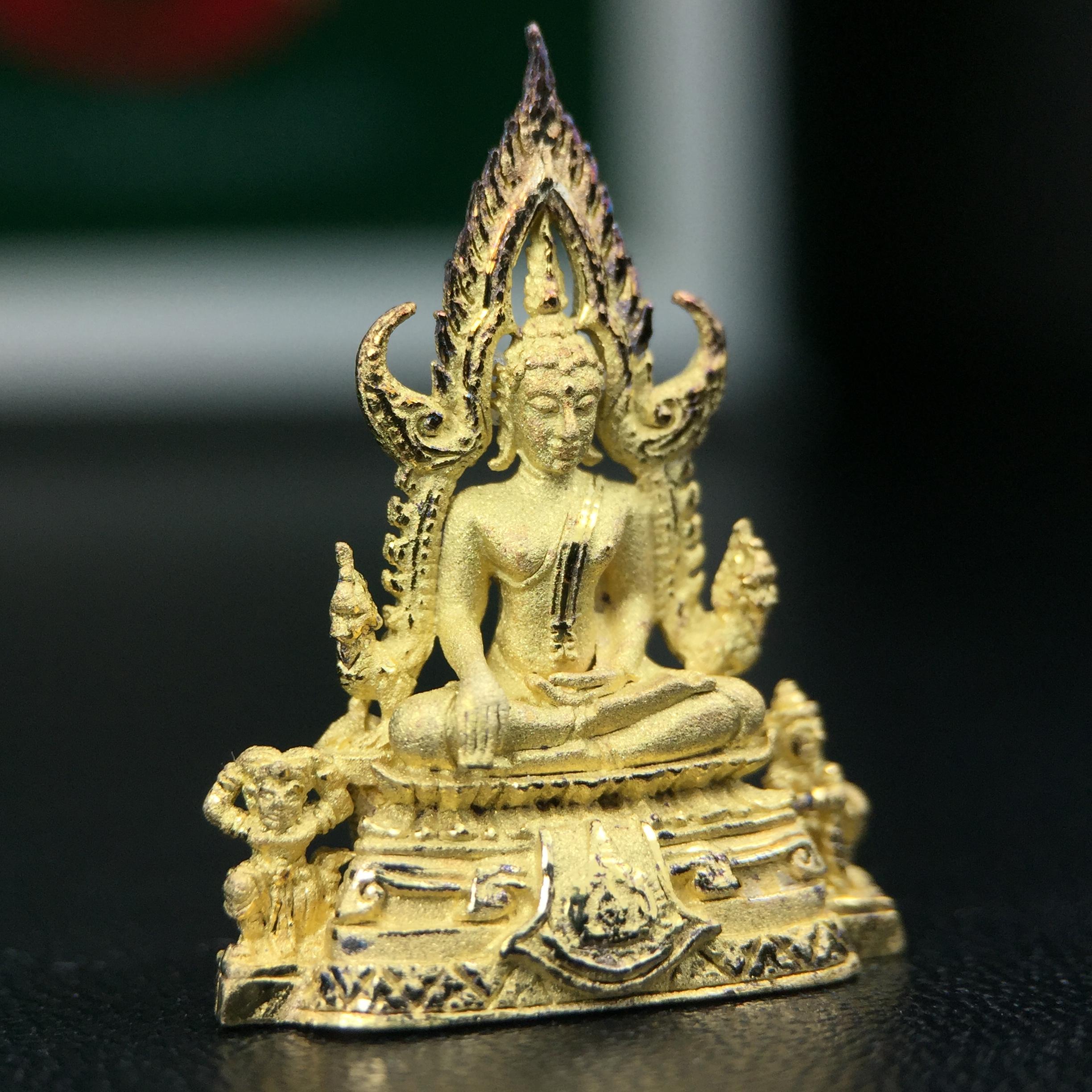 พระพุทธชินราช ภปร. ในวโรกาสพระราชพิธีมหามงคล เฉลิมพระชนมายุ6รอบ 5ธันวาคม2542 มูลนิธิพิทักษ์ดวงตาประชาชน จัดสร้าง เนื้อเงินบริสุทธิ์ 99.9% แบบชุบทองประกายเพชร 3 ไมครอน พิมพ์กลาง ขนาดสูง 2.4 ซม. พร้อมกล่องบรรจุเดิม