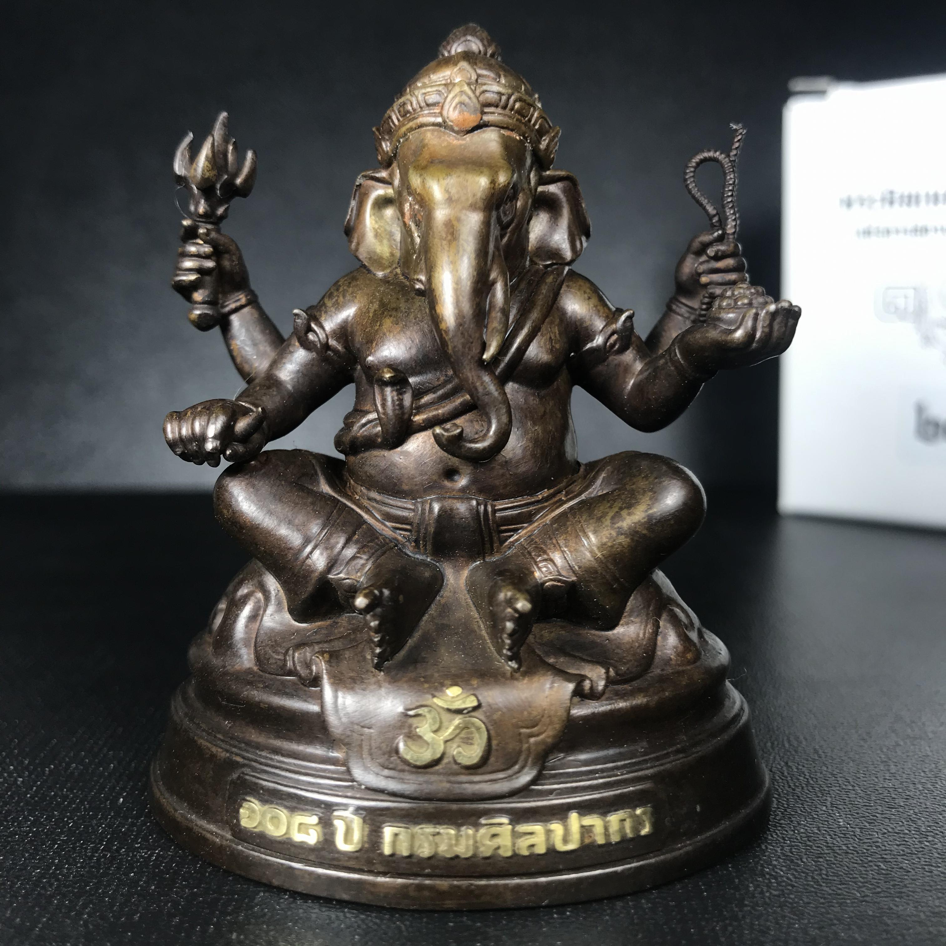 พระพิฆเนศวร รุ่น 108 แห่งการสถาปนากรมศิลปากร ปี 2562 ขนาดบูชาหน้าตัก 1.5 นิ้ว เนื้อทองเหลืองรมดำ (พิธีใหญ่ มวลสารดี)(เลขนัมเบอร์ 207 (ผลรวมได้เก้าเป็นมงคล))1 ใน 1999 องค์