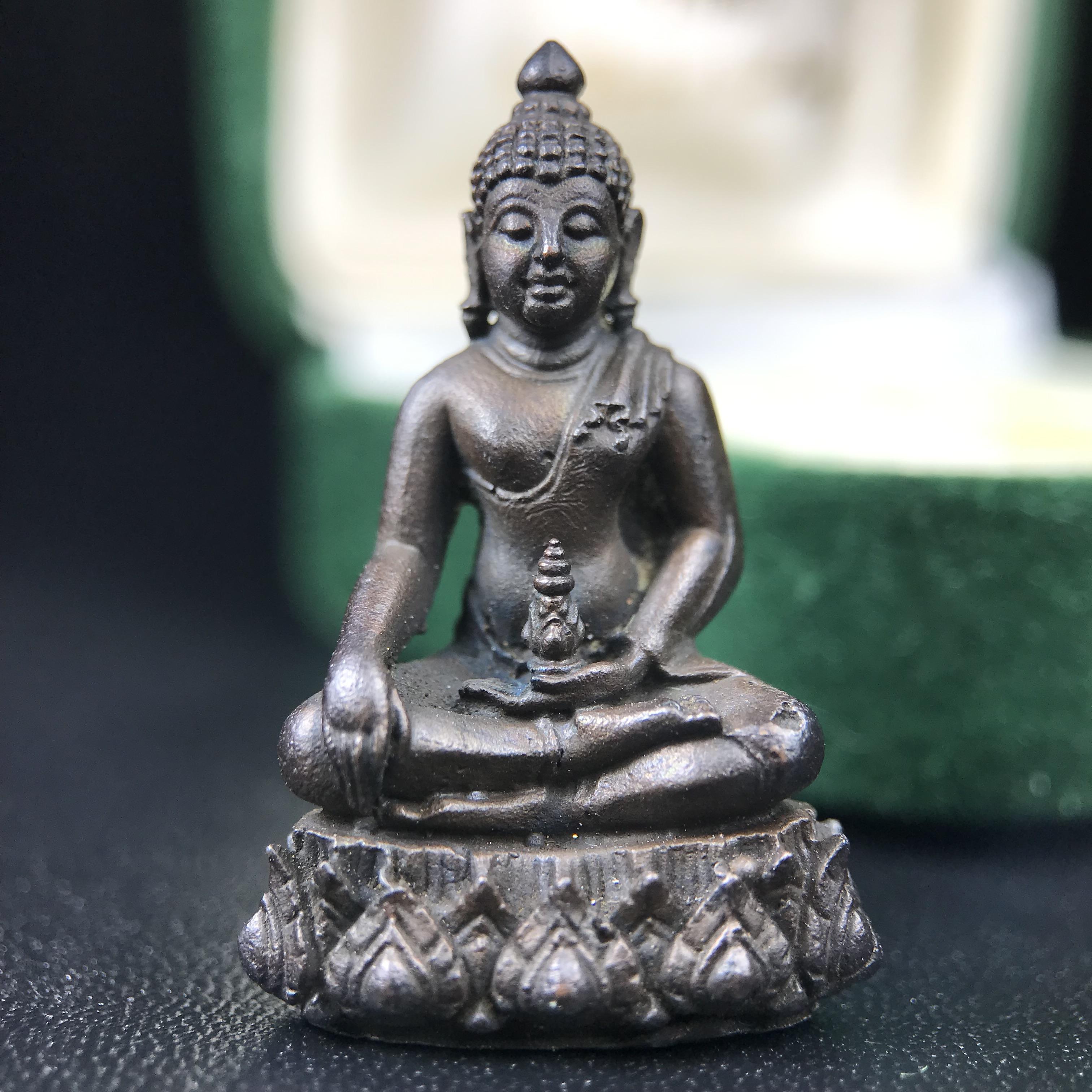 พระกริ่งวาสนา(รุ่นแรก) 80 พรรษา สมเด็จพระสังฆราช (วาสน์) วัดราชบพิธฯ ปี2521 เนื้อนวโลหะ(ตอกโค๊ตพระปิดตา) โดยมีหลวงปู่โต๊ะ วัดประดู่ฉิมพลีร่วมปลุกเสก พร้อมกล่องบรรจุเดิม(รุ่นแรก คอตั้งตรงได้สัดส่วน หายาก)