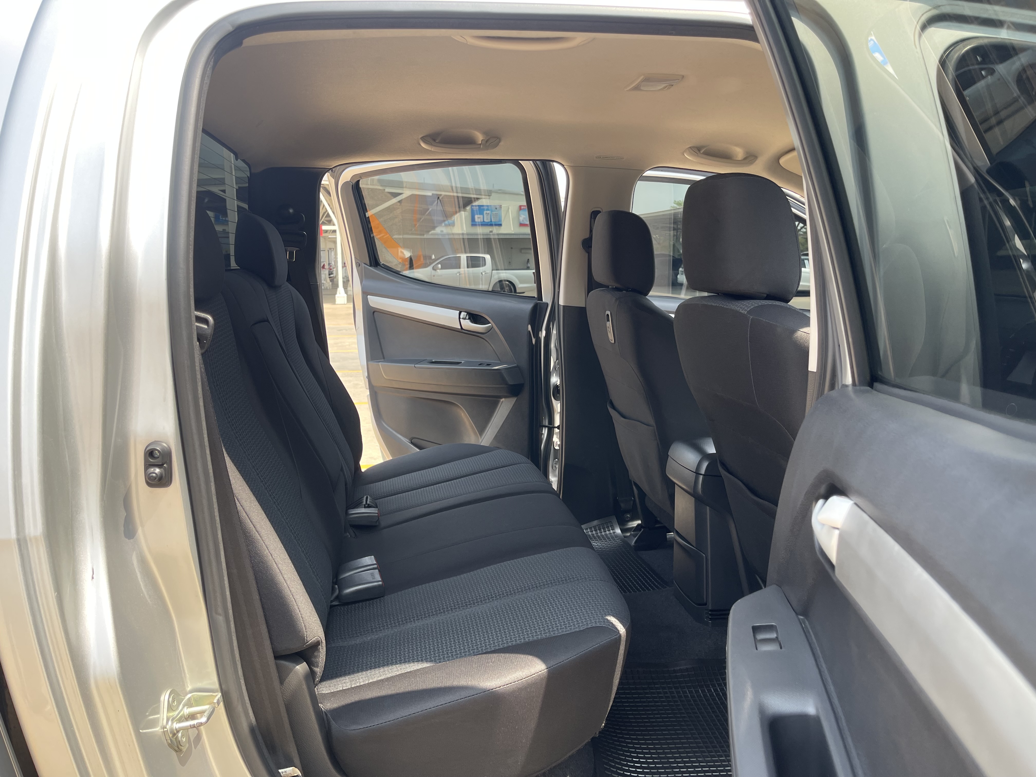 Isuzu Dmax All New 4ประตู Hilander 2.5 Vgs Z Dvd 2014 เงิน