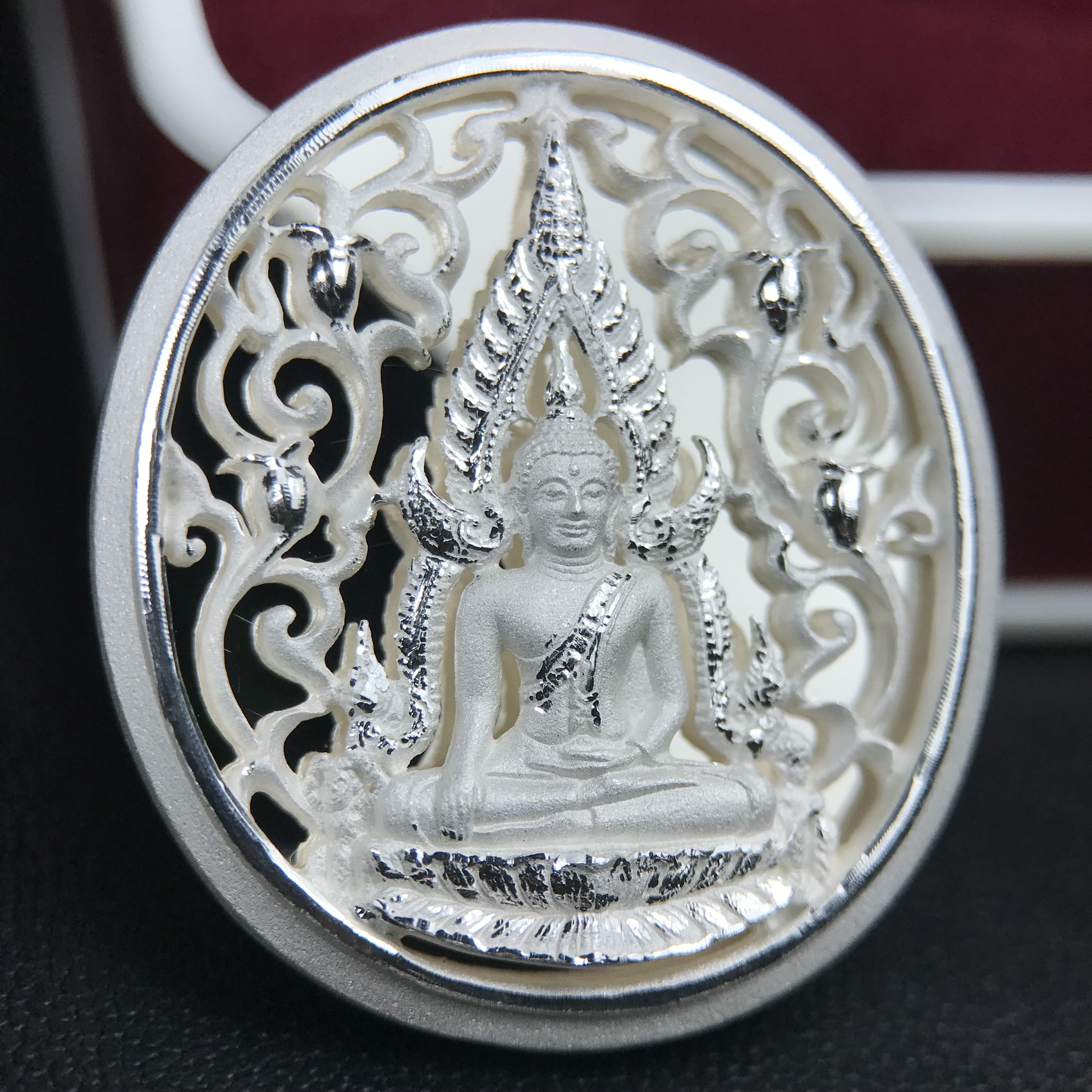 พระพุทธชินราช รุ่น ประวัติศาสตร์ มูลนิธิเพื่อตำรวจไทยจัดสร้าง ปี 2562 เนื้อเงินขัดเงา พิมพ์เหรียญรูปไข่ฉลุลายไทย พิมพ์ใหญ่ พระพุทธชินราช แบบจิวเวอร์รี่ (ขนาดสูง 2.9 ซม.) (สภาพ สวย ซีนซองเดิม กล่องบรรจุเดิมครบสมบูรณ์)