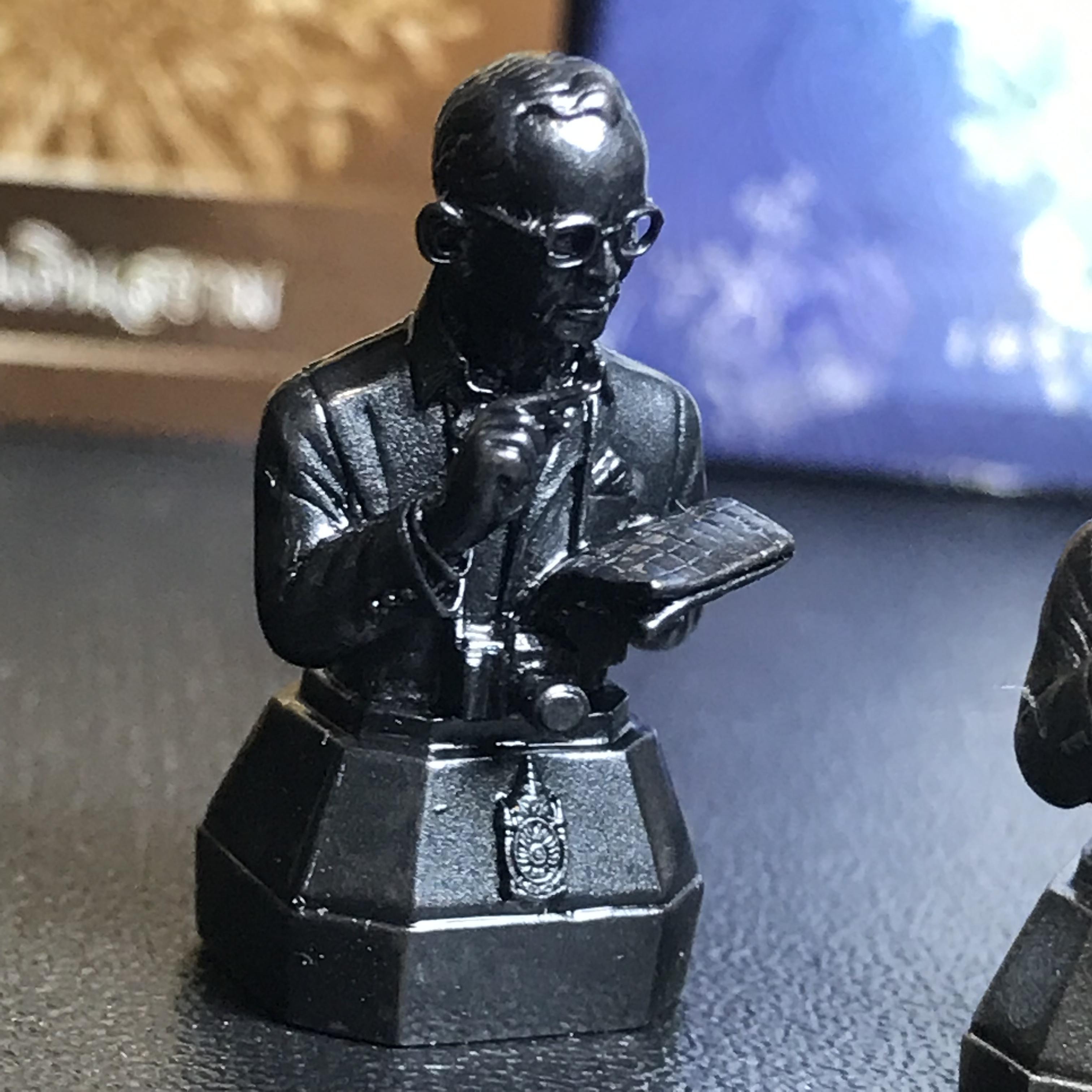 พระบรมรูปพระบาทสมเด็จพระเจ้าอยู่หัว(ทรงงาน)ตราสัญลักษณ์ 80 พรรษา รุ่นเย็นศิระเพราะพระบริบาลปี2550 เนื้อนวโลหะ+พระบรมรูปพระบาทสมเด็จพระเจ้าอยู่หัว(ทรงงาน)ตรา ภ.ป.ร. รุ่นเพราะแผ่นดินนี้คือแผ่นดินเกิด ปี2551 ขนาดสูง 1 นิ้ว เนื้อบรอนซ์ชุบเงินรมดำ(รวม2องค์)