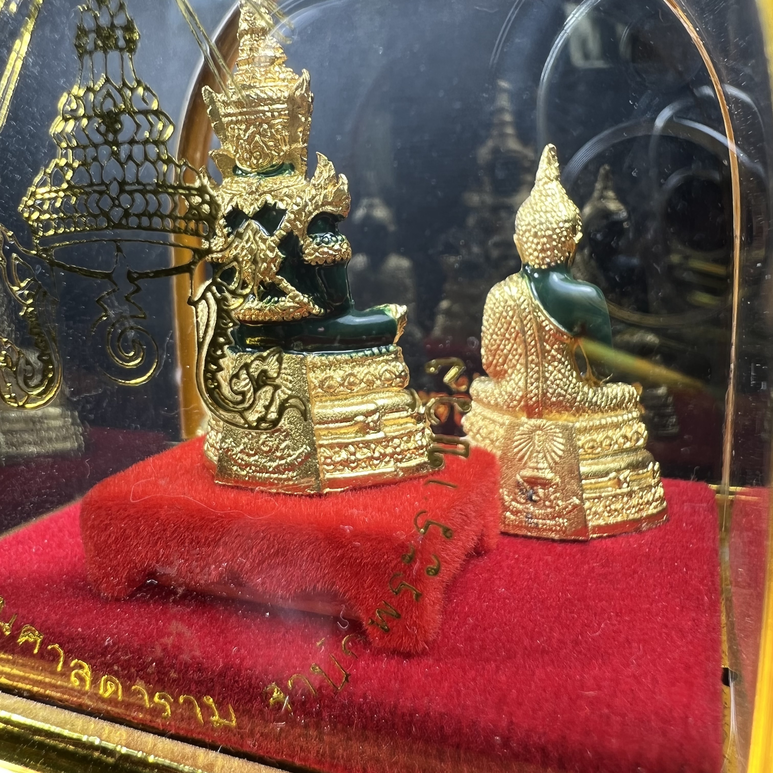 พระพุทธมหามณีรัตนปฏิมากร(พระแก้วมรกต) วัดพระศรีรัตนศาสดาราม สำนักพระราชวัง จัดสร้าง พิมพ์ทรงเครื่อง 3 ฤดู(ร้อน ฝน หนาว) หน้าตัก 1 นิ้วพร้อมครอบตู้เดิม(บรรจุมวลสารใต้ฐาน)