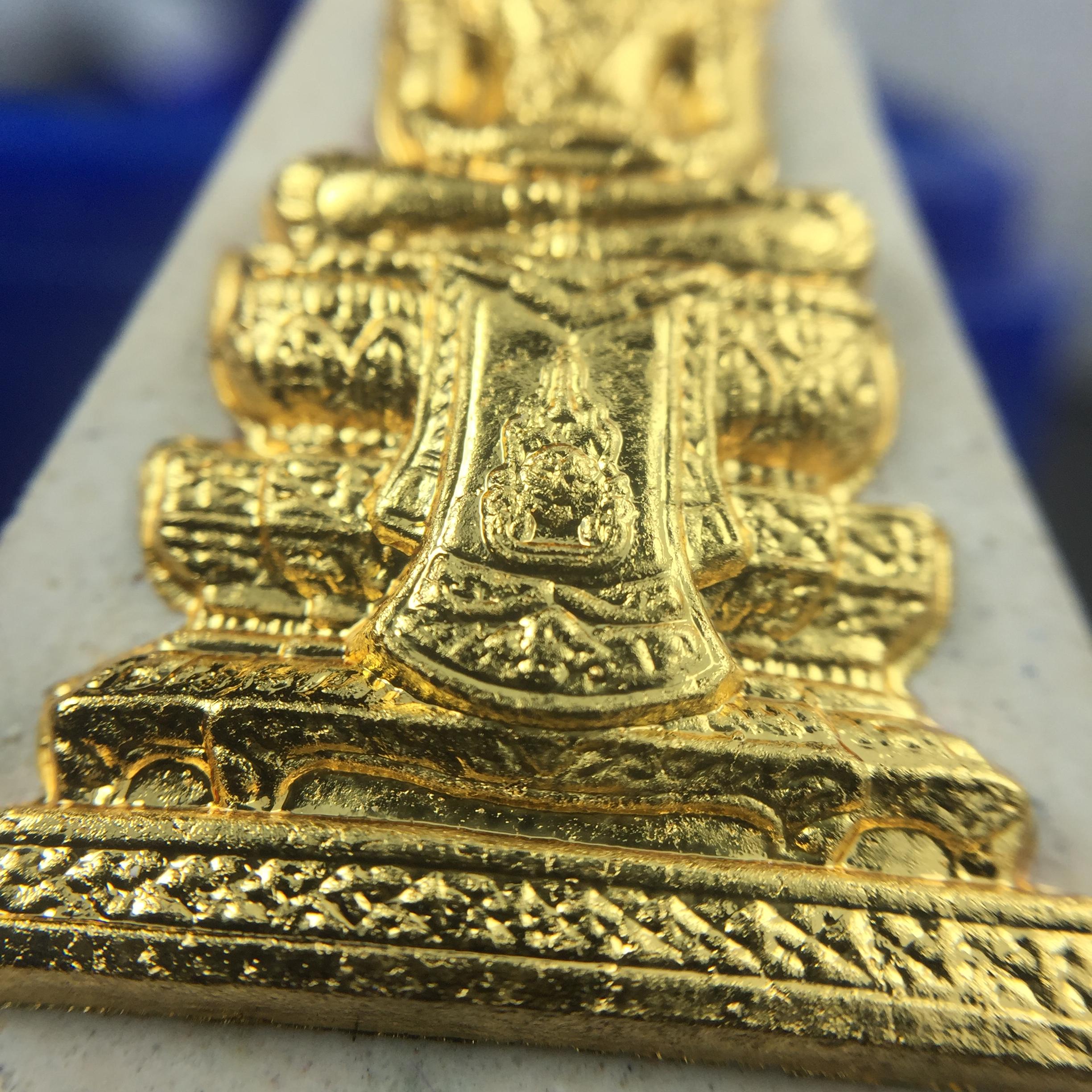 พระแก้วมรกต(จำลอง)ทรงเครื่องฤดูร้อน พระผงบูชา ด้านหน้าปิดทอง ด้านหลังตราฉลองสิริราชสมบัติครบ 60ปี เนื้อเงินขึ้นสีรุ้งธรรมชาติสร้างสรรค์งดงาม(รุ่นนี้ได้พระราชทานเส้นพระเจ้า(เส้นผม)รัชกาลที่9ในการจัดสร้าง)***องค์นี้พิเศษมองเห็นเส้นผมติดอยู่ด้านหลังชัดเจน***