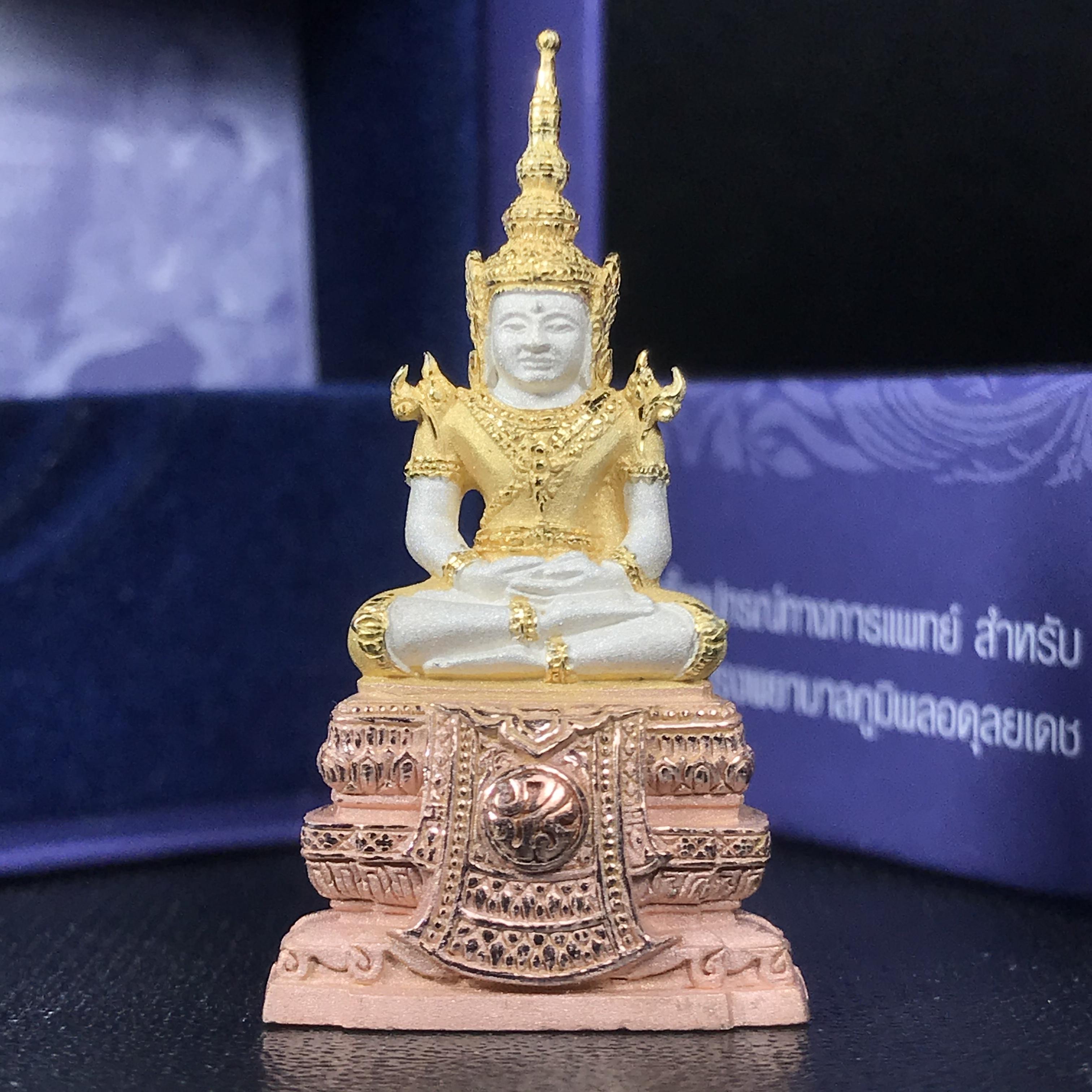 พระแก้วมรกต ภปร. ปี2547 จัดสร้างโดย รพ.ภูมิพลฯ เนื้อเงิน (3 กษัตริย์)ลอยองค์ หน้าตัก 1/2 นิ้ว (สภาพสวย กล่องบรรจุเดิมครบสมบูรณ์) (1ใน3000องค์)องค์หมายเลขมหามงคล 999 (ตองเก้า)เจริญเก้าหน้าในทุกด้าน