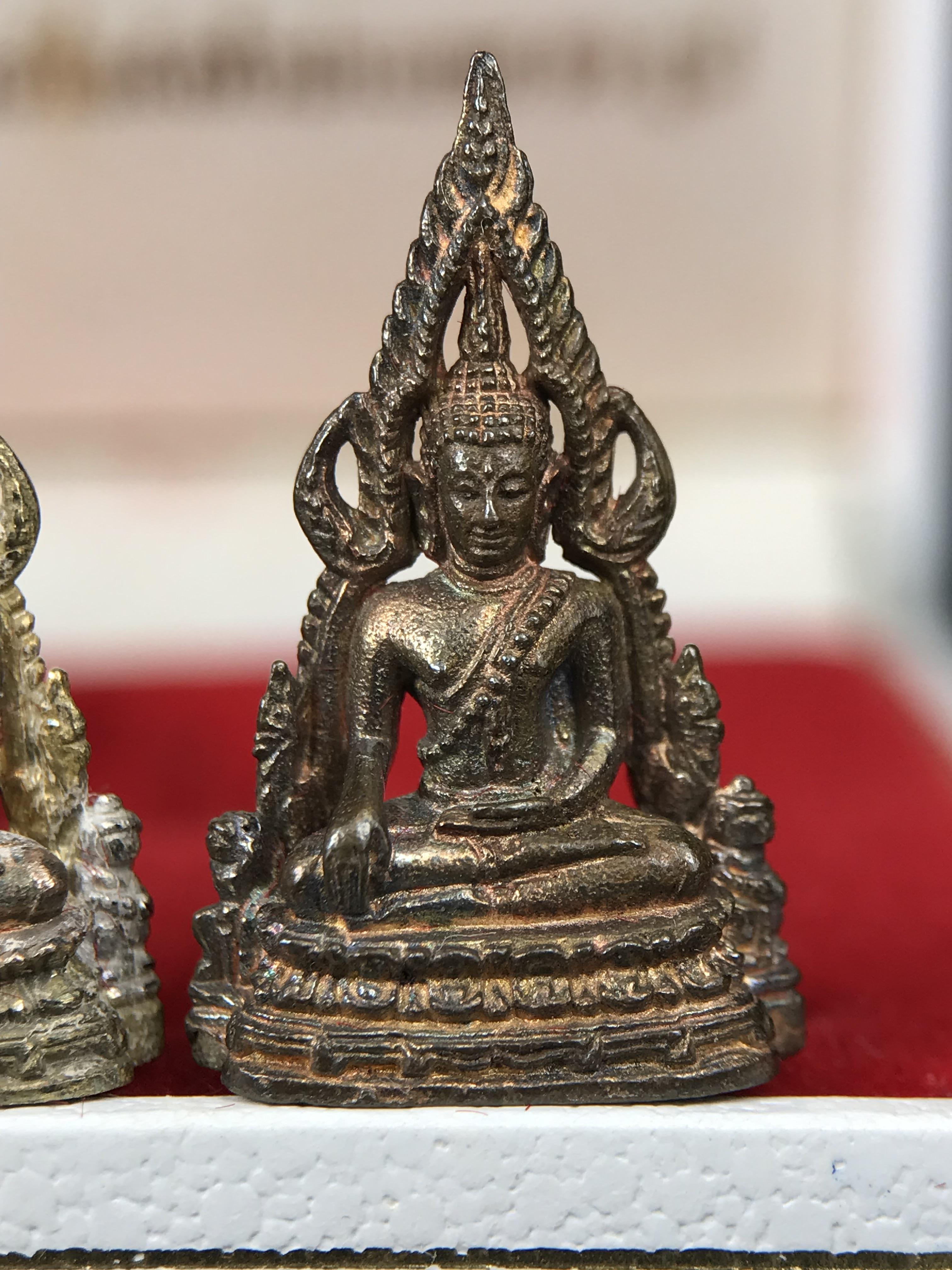 พระพุทธชินราช รุ่นมหาสิทธิโชค ปี2540 พิมพ์เล็กชุด3องค์ ขนาด 15 x 23 มม.(1.เงินสามกษัตริย์2.เงิน3.นวะ) พระดีพิธีใหญ่ พิธีพุทธาภิเษก ณ สถานที่ศักดิ์สิทธิ์เมืองพิษณุโลก ๔ ครั้ง โดยพระเกจิอาจารย์ชื่อดังทั่วประเทศ ๙๙ รูป โดยมีสมเด็จพระญาณสังวร เป็นประธานในพิธี