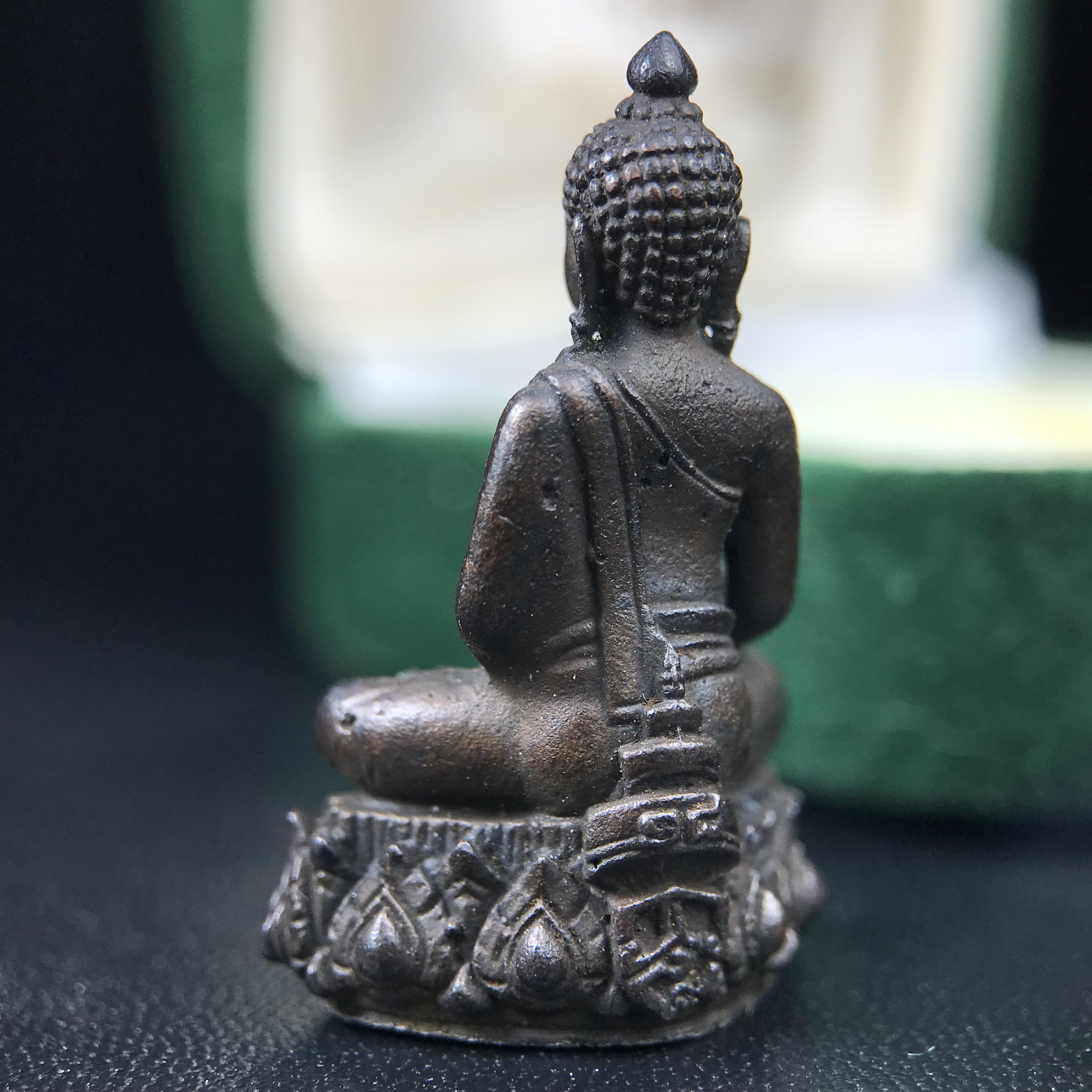 พระกริ่งวาสนา(รุ่นแรก) 80 พรรษา สมเด็จพระสังฆราช (วาสน์) วัดราชบพิธฯ ปี2521 เนื้อนวโลหะ(ตอกโค๊ตพระปิดตา) โดยมีหลวงปู่โต๊ะ วัดประดู่ฉิมพลีร่วมปลุกเสก พร้อมกล่องบรรจุเดิม(รุ่นแรก คอตั้งตรงได้สัดส่วน หายาก)