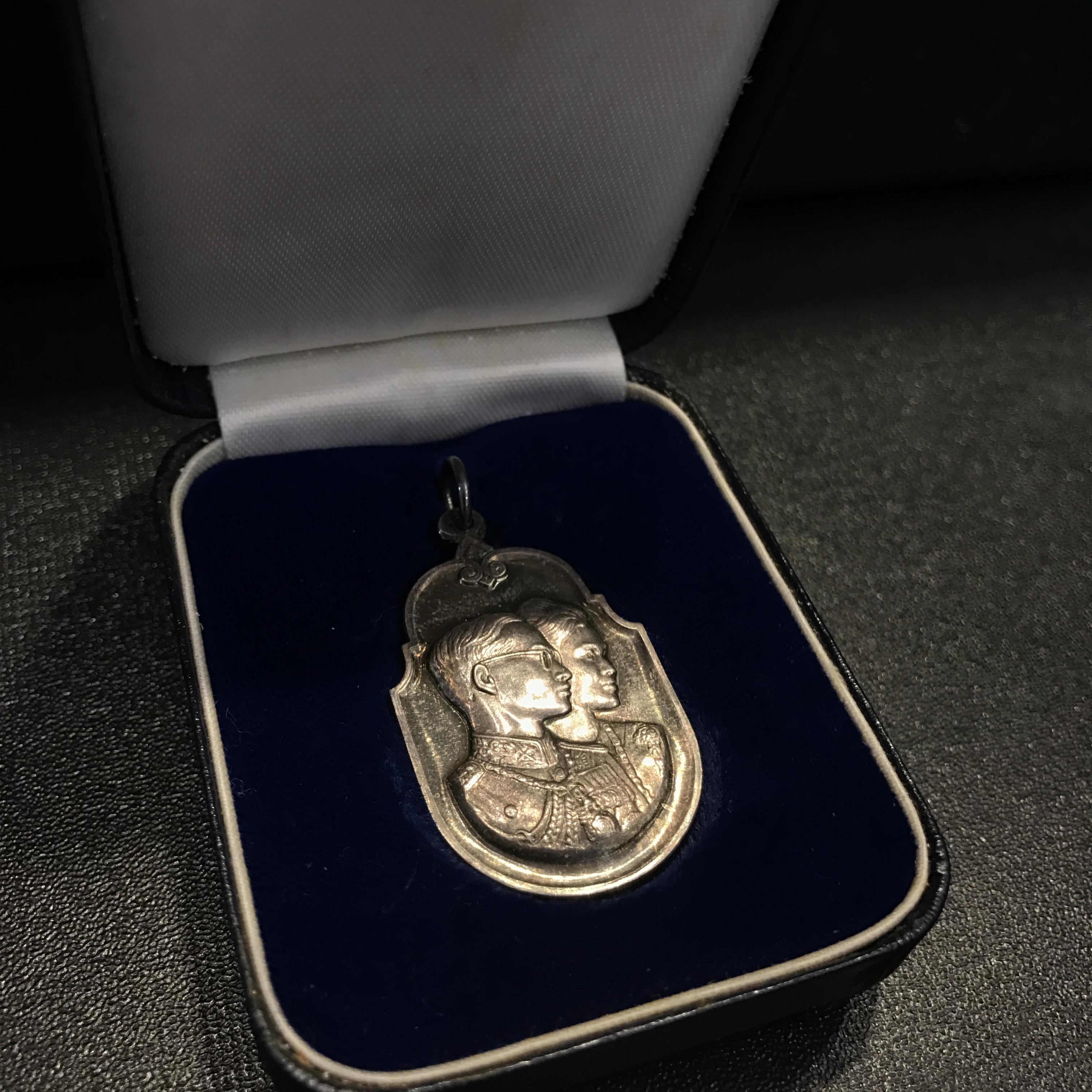 เหรียญสองพระองค์พระราชทาน ภปร. สก. เนื้อเงิน ปี2535 สภาพสวยผิวเดิมพร้อมกล่องเดิมๆ (หายาก)