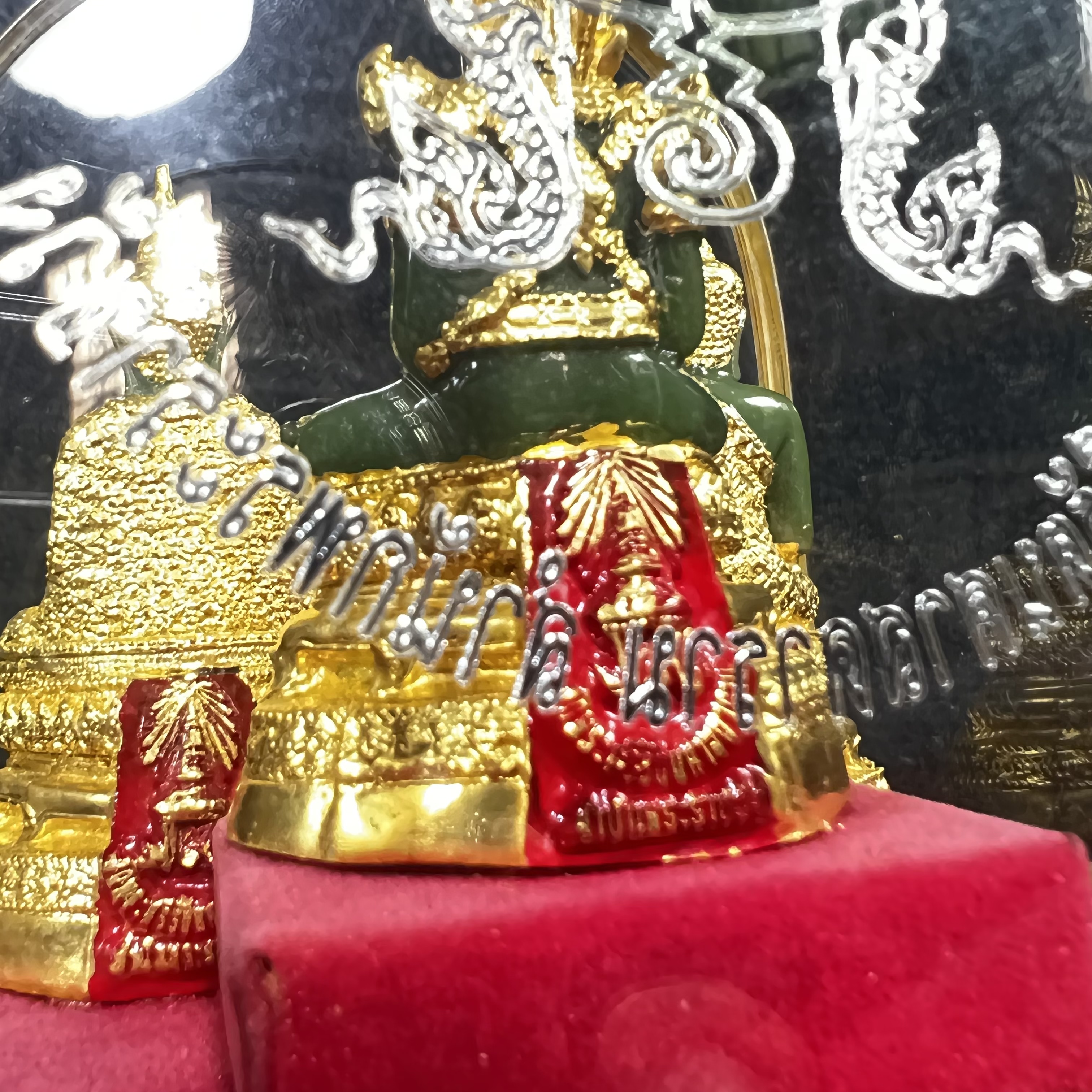 พระพุทธมหามณีรัตนปฏิมากร(พระแก้วมรกต) วัดพระศรีรัตนศาสดาราม สำนักพระราชวัง จัดสร้าง พิมพ์ทรงเครื่อง 3 ฤดู(ร้อน ฝน หนาว) หน้าตัก 2 นิ้วพร้อมครอบตู้เดิม(บรรจุมวลสารใต้ฐาน)