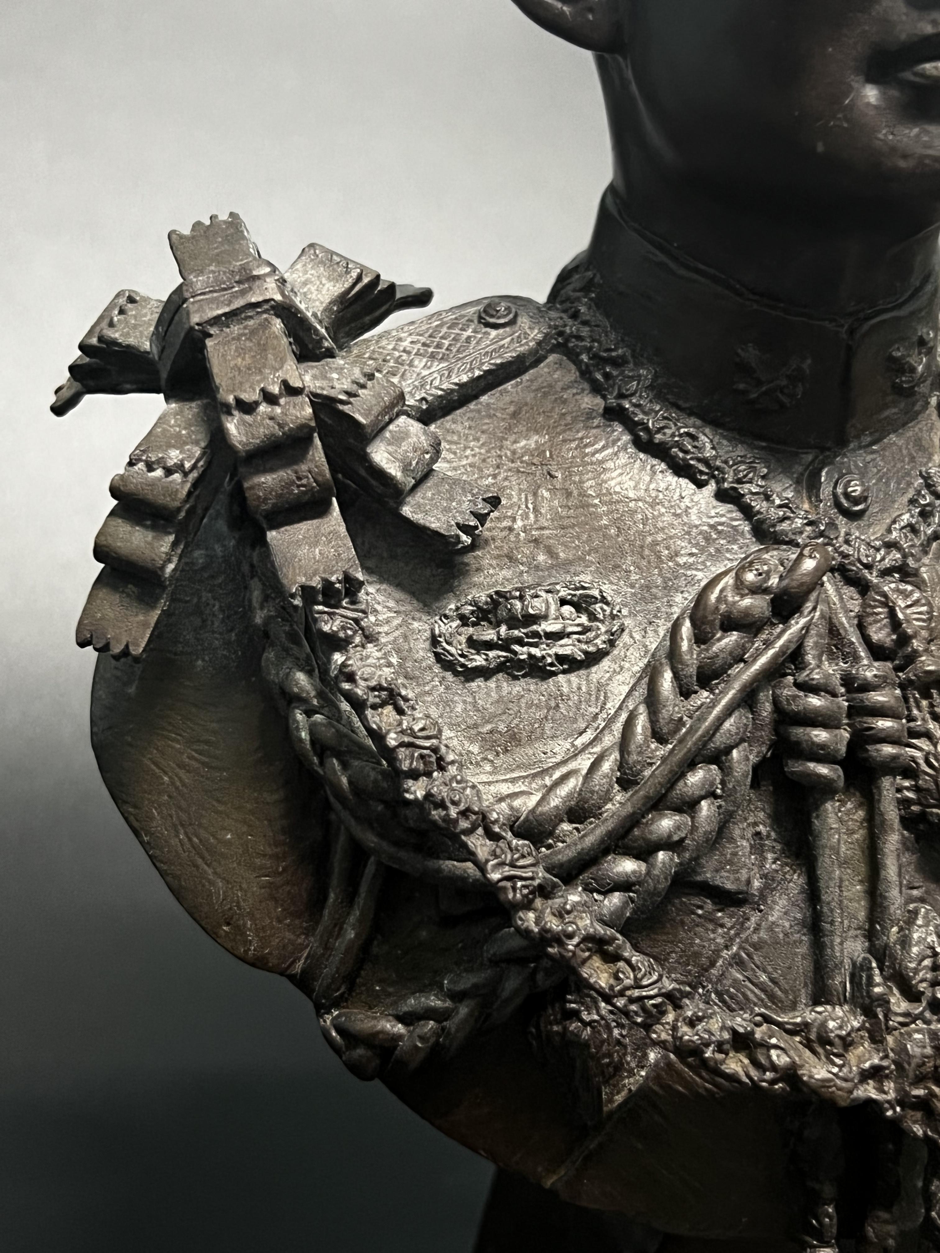 พระบรมรูปในหลวงรัชกาลที่9 รุ่นเฉลิมพระเกียรติ ปี2545 สูง 9 นิ้ว ฉลองพระองค์เต็มยศสายสะพายมหาจักรี สายสร้อยจุลจอมเกล้า ส่วนฐานประดับอักษรพระปรมาภิไธย ภ.ป.ร.(พิธีปลุกเสกวัดพระแก้ว)