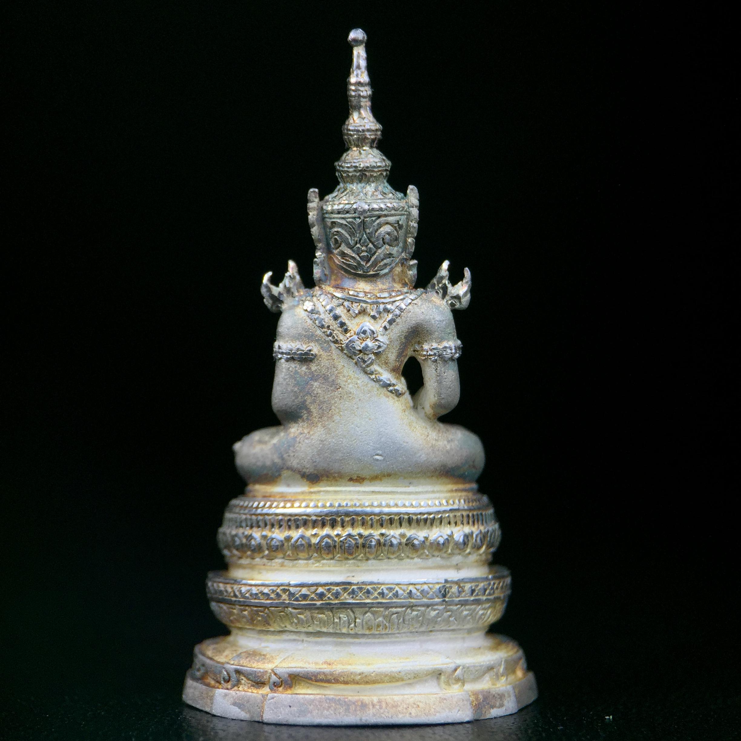 พระแก้วมรกต ภปร. ปี2547 จัดสร้างโดย รพ.ภูมิพลฯ ลอยองค์ หน้าตัก 1/2 นิ้ว เนื้อเงิน(สภาพผิวเดิมขึ้นสีรุ้งธรรมชาติ แบบนิยม สวยมากๆเสน่ห์พระเนื้อเงิน สีสันที่ธรรมชาติสรรค์สร้าง) งดงามทรงคุณค่าอีกหนึ่งรุ่นยอดนิยม หายาก(1ใน3000องค์)
