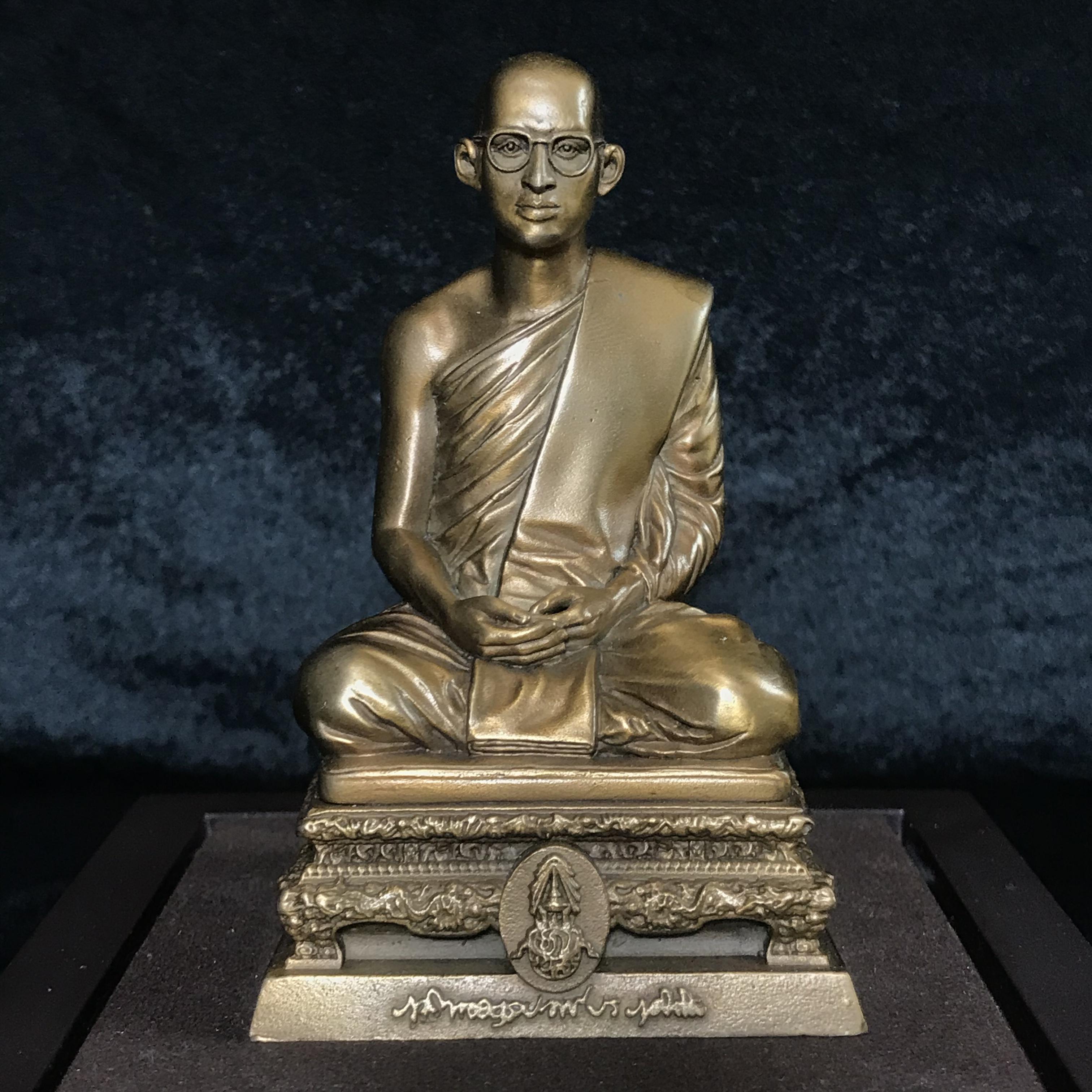 พระบรมรูปพระบาทสมเด็จพระเจ้าอยู่หัวรัชกาลที่9 ทรงผนวช(หน้าตัก2นิ้ว) เนื่องในโอกาสมหามงคลเฉลิมพระชนมพรรษา 7 รอบ 84 พรรษา 5 ธันวาคม 2554 (ใต้ฐานบรรจุผงจิตรลดามหามงคล และเส้นพระเจ้า ร.9)(คัดสภาพสวย แบบนิยม พร้อมครอบเดิม)(หายาก)