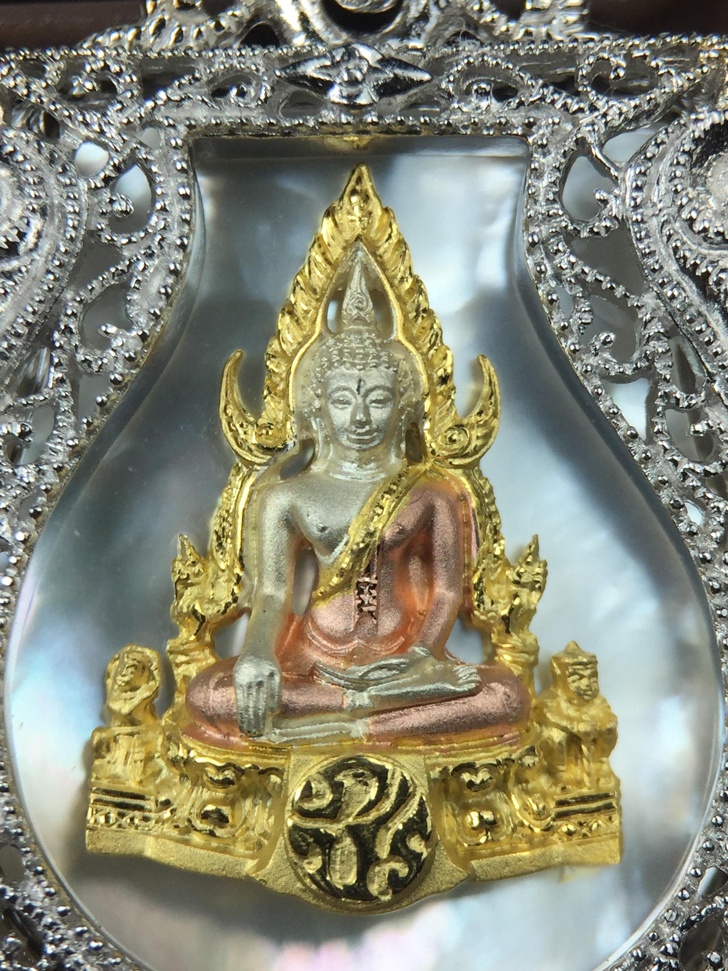 พระพุทธชินราช ภปร. โครงการ "เพราะแผ่นดินนี้ คือ แผ่นดินเกิด" ปี2548(รุ่นแรก) เหรียญทรงเสมา ขนาด 21 x 29 มม.เนื้อเงินสามกษัตริย์ องค์พระชุบสามกษัตริย์ ล้อมด้วยกรอบเงินชุบทองคำขาวสลักเสลาเป็นลวดลายละเอียดอ่อน ส่วนพื้นองค์พระเป็นเปลือกหอยมุขงดงาม