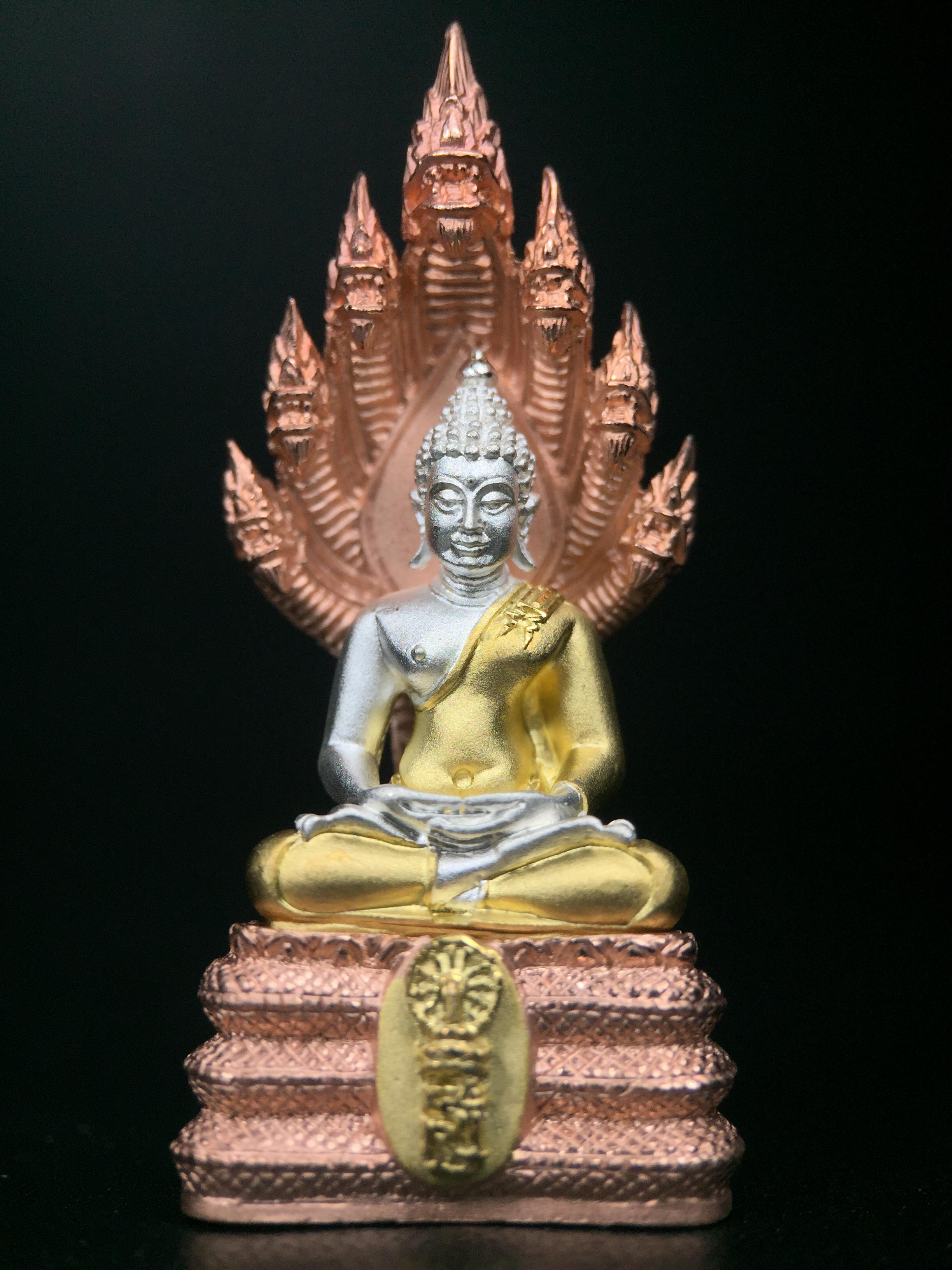 พระนาคปรก สธ. รุ่นสร้างพระอุโบสถเฉลิมพระเกียรติ 4 รอบ 84 พรรษา สมเด็จพระเทพรัตนราชสุดาฯ วัดบวรนิเวศวิหาร ปี 2543 พิมพ์ใหญ่ เนื้อเงินบริสุทธิ์ ชุบสามกษัตริย์แบบพ่นทรายขัดเงาบางส่วน(สภาพ สวย )พิธีใหญ่ พุทธศิลป์งดงาม หายาก (1 ใน 1999 องค์)