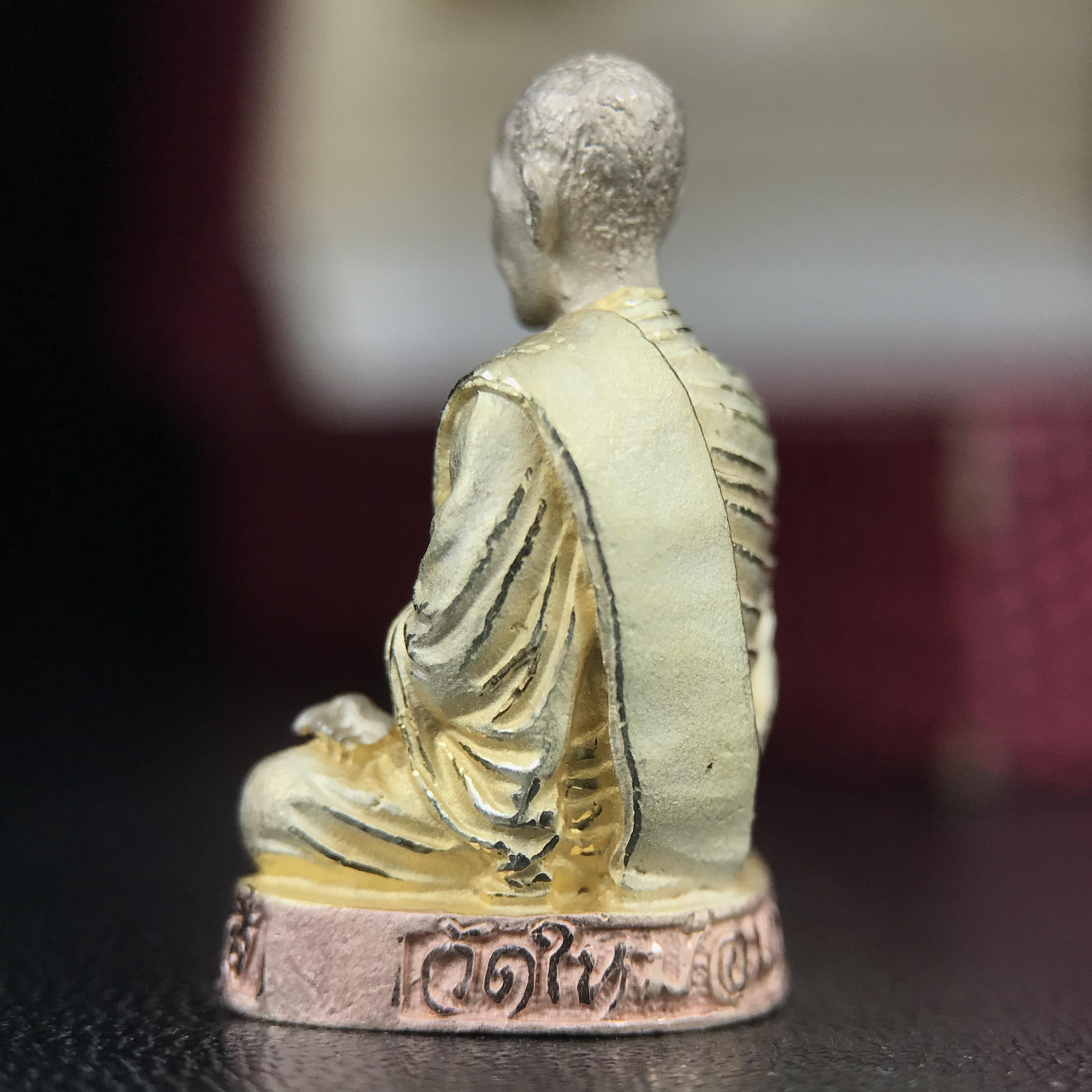 รูปเหมือนสมเด็จพระพุฒาจารย์ (โต พรหมรังสี)วัดใหม่อมตรส บางขุนพรหม ปี2540 รุ่นกาญจนาภิเษก จัดสร้างในวโรกาสที่รัชกาลที่ 9 ทรงครองสิริราชสมบัติ ครบ 50ปี ลอยองค์พิมพ์ใหญ่ เนื้อเงินบริสุทธิ์ 99.9% แบบชุบสามกษัตริย์ขัดเงาบางส่วน พร้อมกล่องบรรจุเดิมครบ