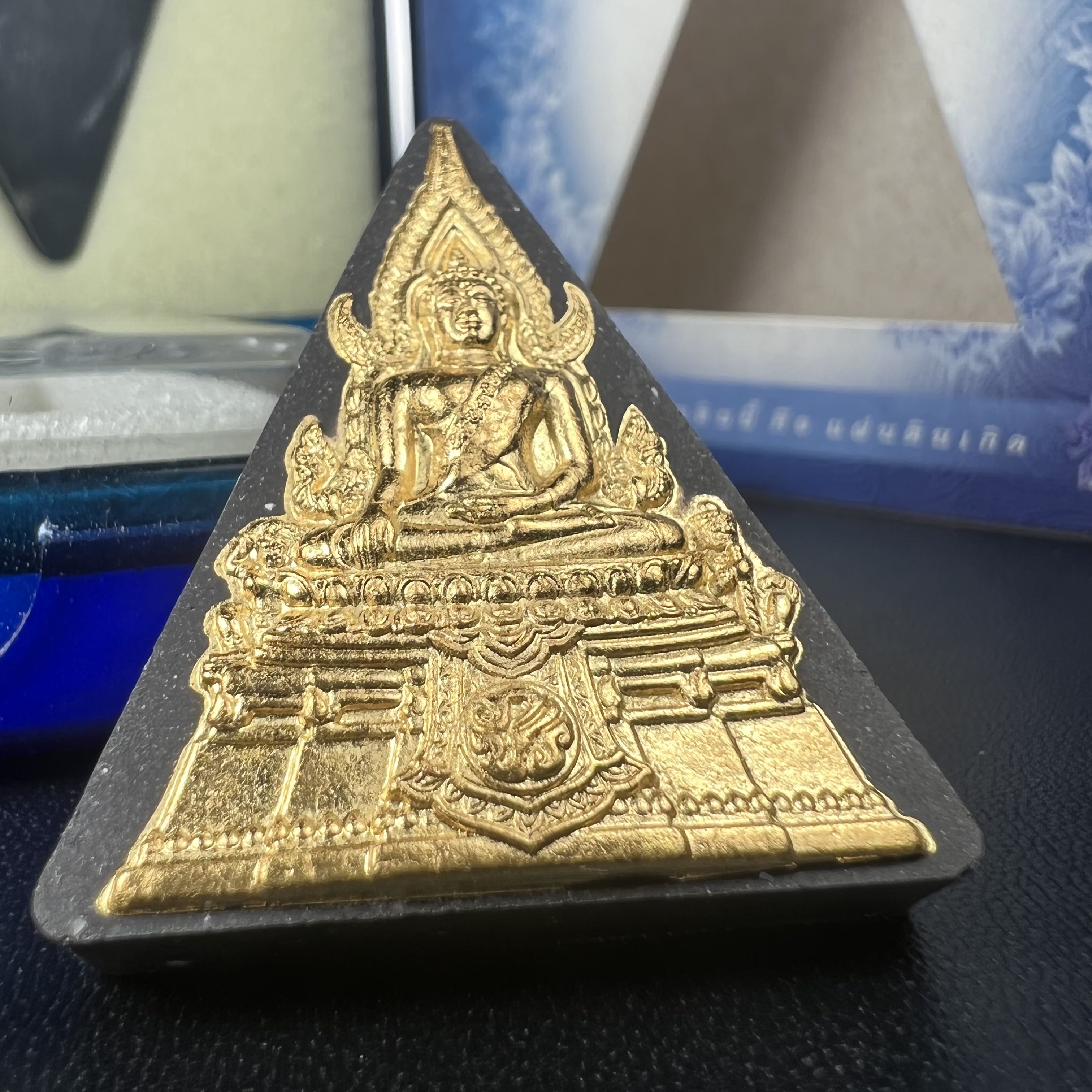 พระพุทธชินราช ภปร. โครงการ เพราะแผ่นดินนี้คือแผ่นดินเกิด ปี2551 เนื้อผง ด้านหน้าปิดทอง หลัง ภ.ป.ร. ทองคำ 80% (นน. 1.6 กรัม) (มวลสารพระราชทานเส้นพระเจ้า (เส้นผม) ของพระบาทสมเด็จพระเจ้าอยู่หัวรัชกาลที่9)(หายาก) 1 ใน 5000 องค์