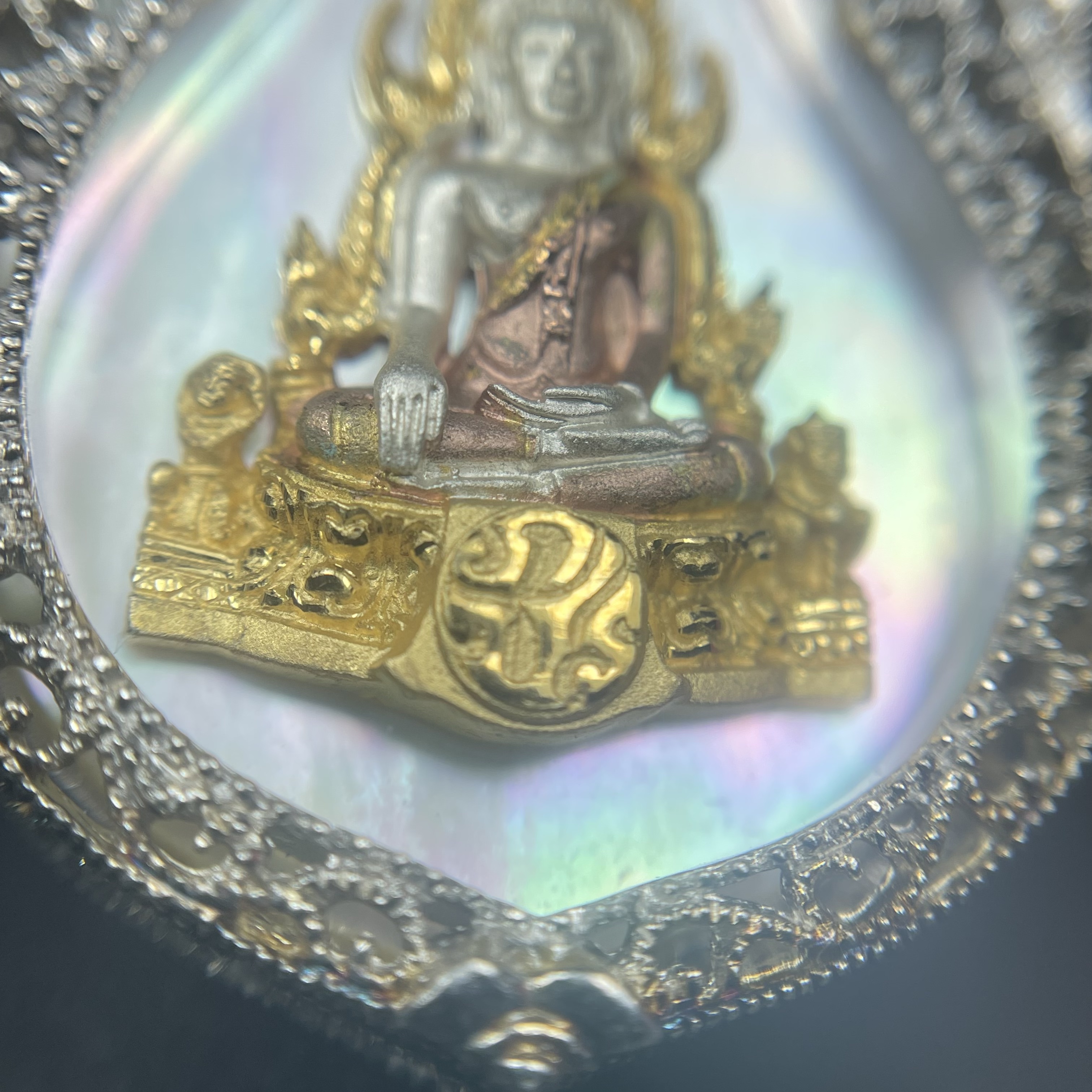 พระพุทธชินราช ภปร. โครงการ "เพราะแผ่นดินนี้ คือ แผ่นดินเกิด" ปี2548(รุ่นแรก) เหรียญทรงเสมา ขนาด 21 x 29 มม.เนื้อเงินสามกษัตริย์ องค์พระชุบสามกษัตริย์ ล้อมด้วยกรอบเงินชุบทองคำขาวสลักเสลาเป็นลวดลายละเอียดอ่อน ส่วนพื้นองค์พระเป็นเปลือกหอยมุขงดงาม