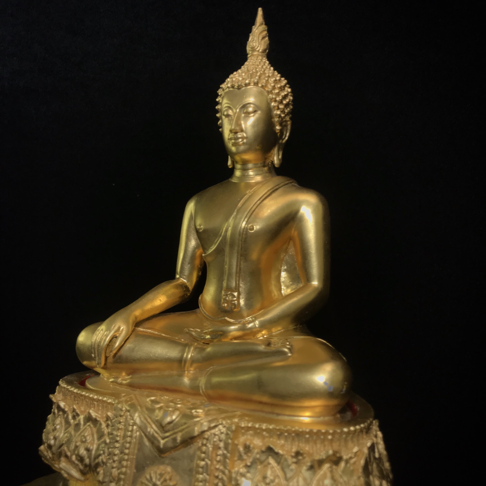 พระพุทธสิงหธรรมมงคล ภปร. รุ่นแรก พุทธสมาคมแห่งประเทศไทย ในพระบรมราชูปถัมภ์ จัดสร้าง ปี2547 เนื้อโลหะผสมปิดทอง หน้าตัก 5 นิ้ว(1 ใน 1999 องค์)